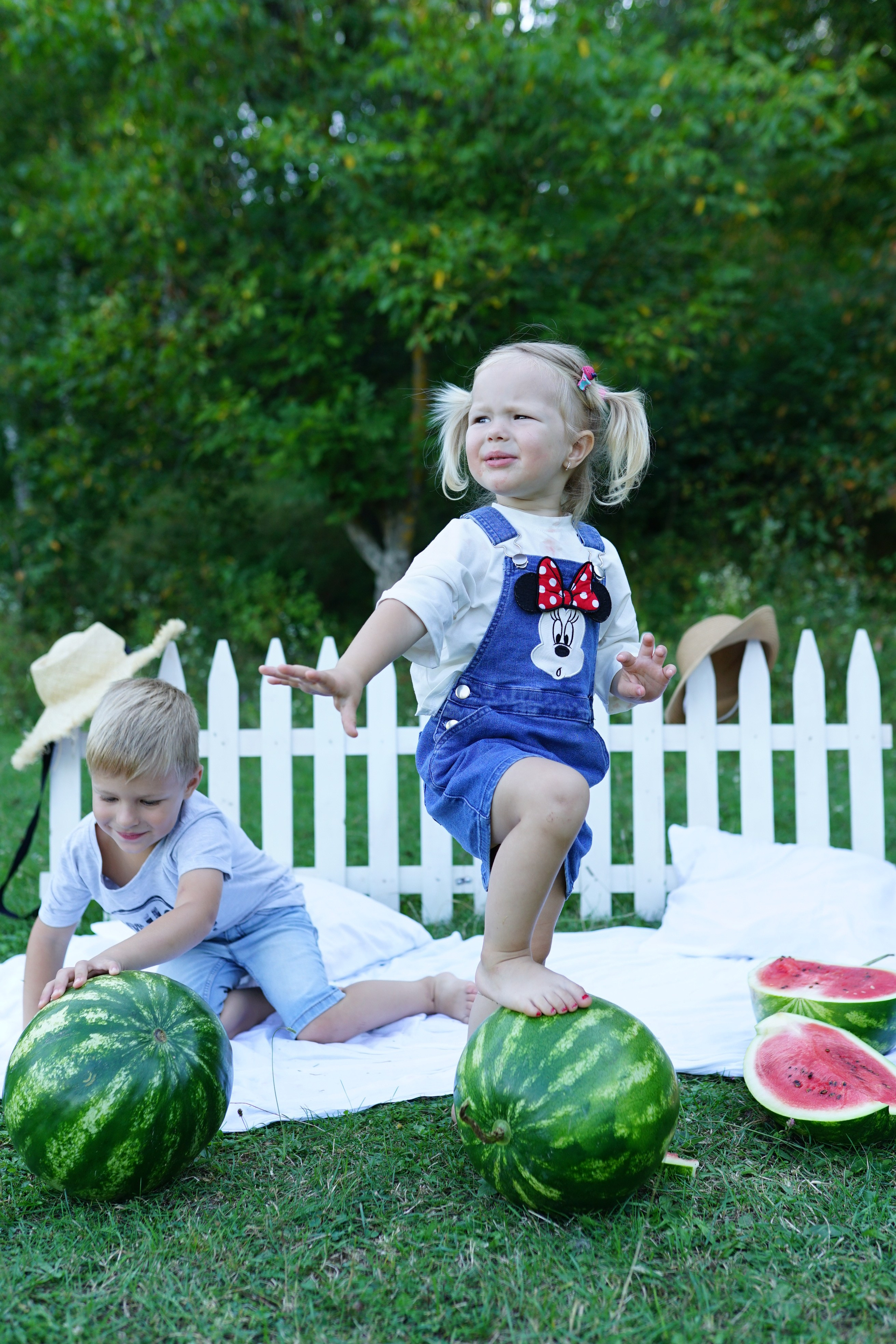 Сімейна фотосесія з кавунами. Family photographer in Kiev Natalia Shkavron