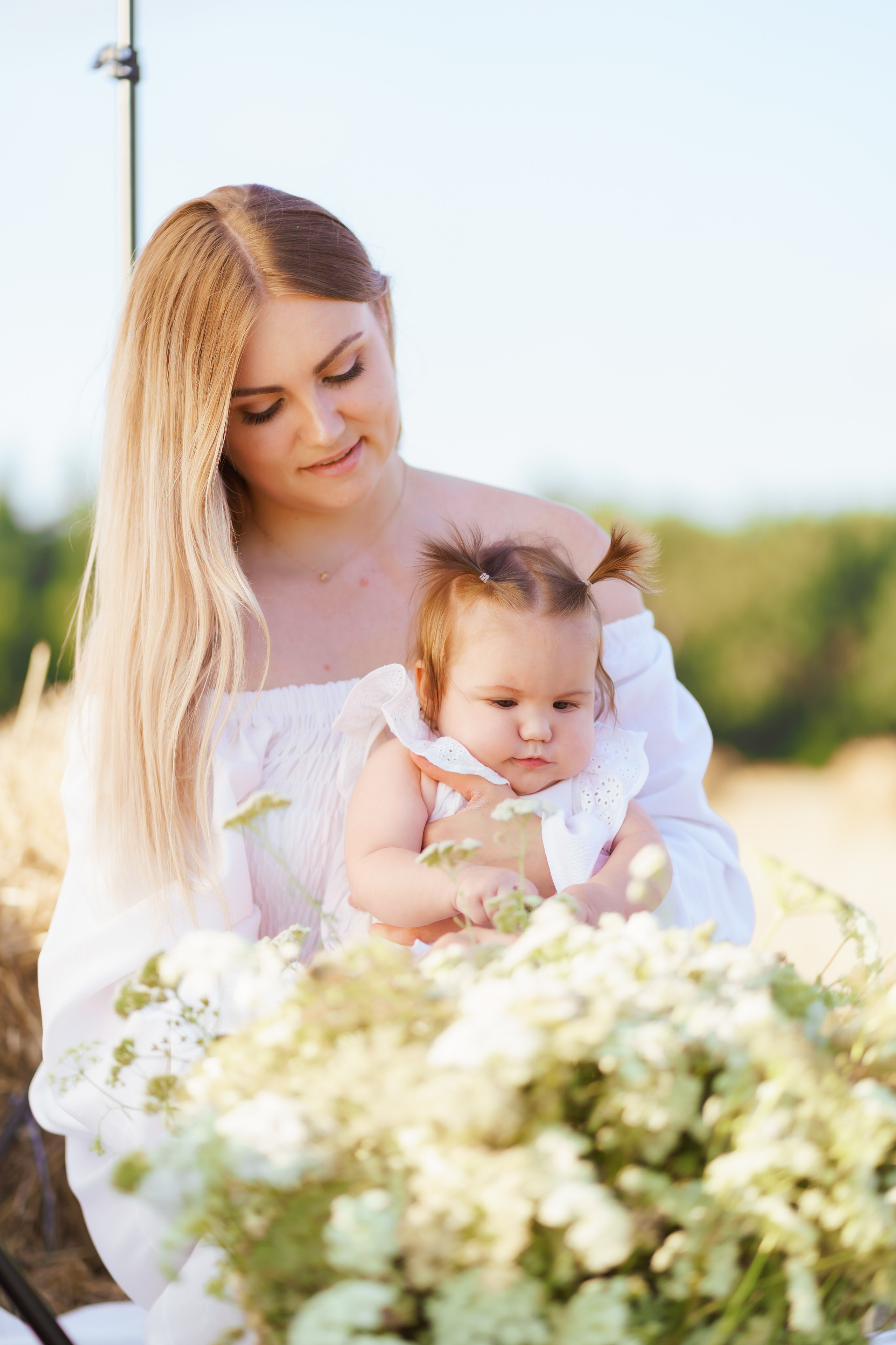 Фотосесія мама та доня в полі з тюками соломи. Сімейний фотограф Київ Наталія Шкаврон