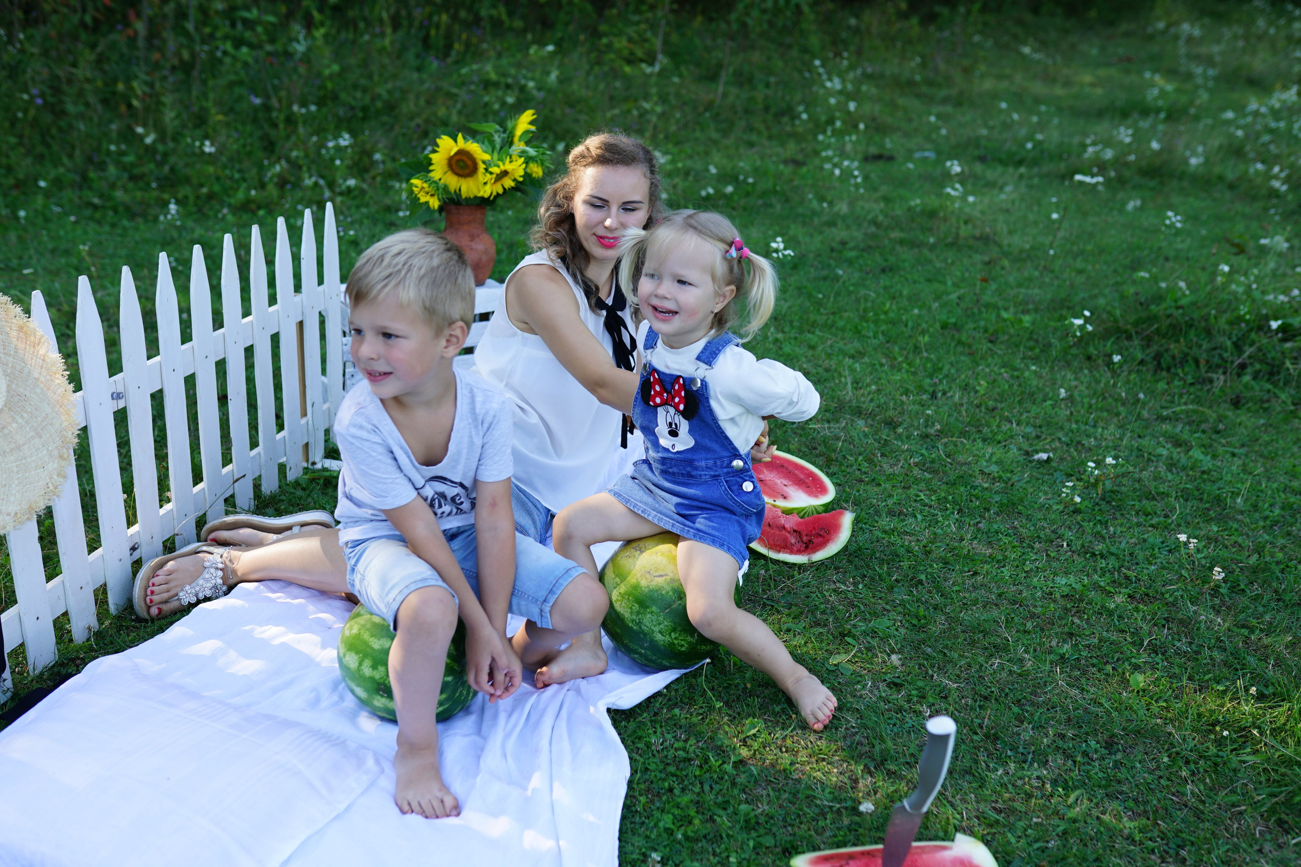 Сімейна фотосесія з кавунами. Family photographer in Kiev Natalia Shkavron