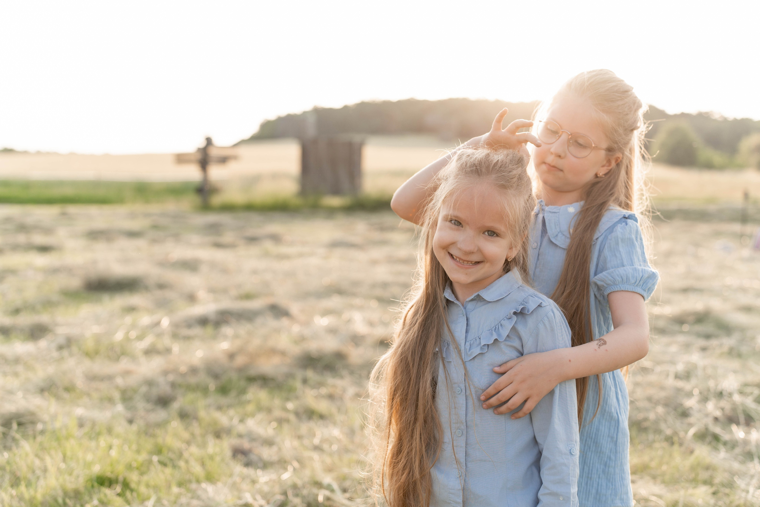 Сімейна фотосесія в Пирогово мами з двома донями. Сімейний фотограф Київ Наталія Шкаврон