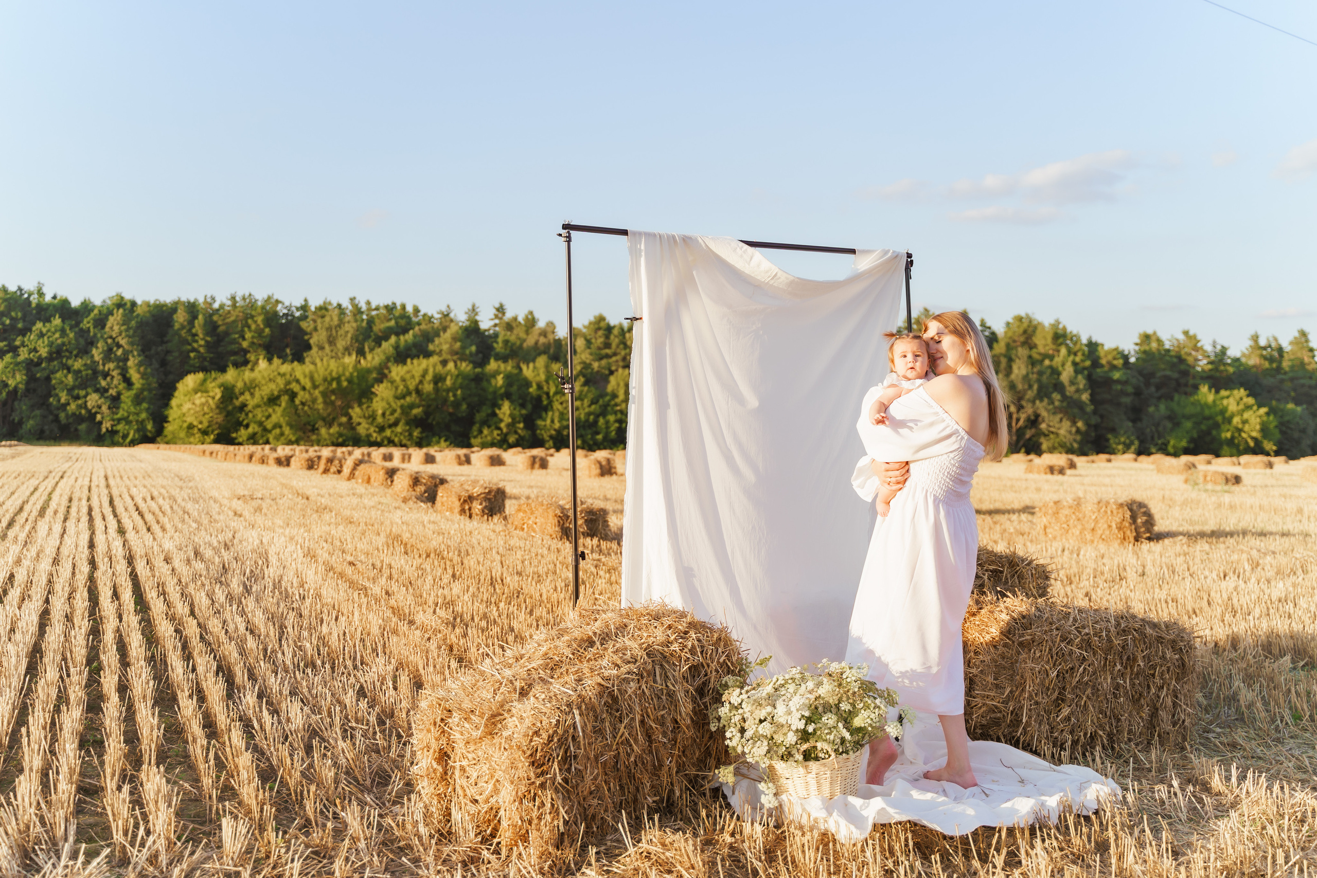 Фотосесія мама та доня в полі з тюками соломи. Сімейний фотограф Київ Наталія Шкаврон