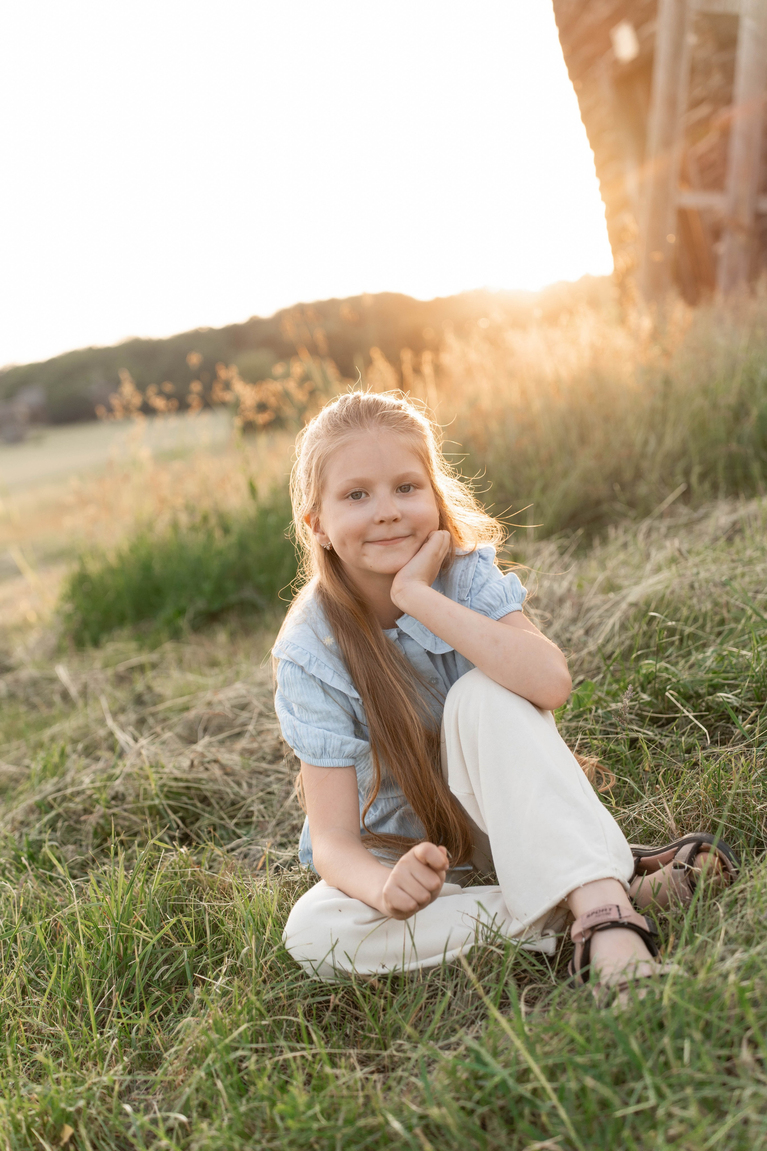 Сімейна фотосесія в Пирогово мами з двома донями. Сімейний фотограф Київ Наталія Шкаврон