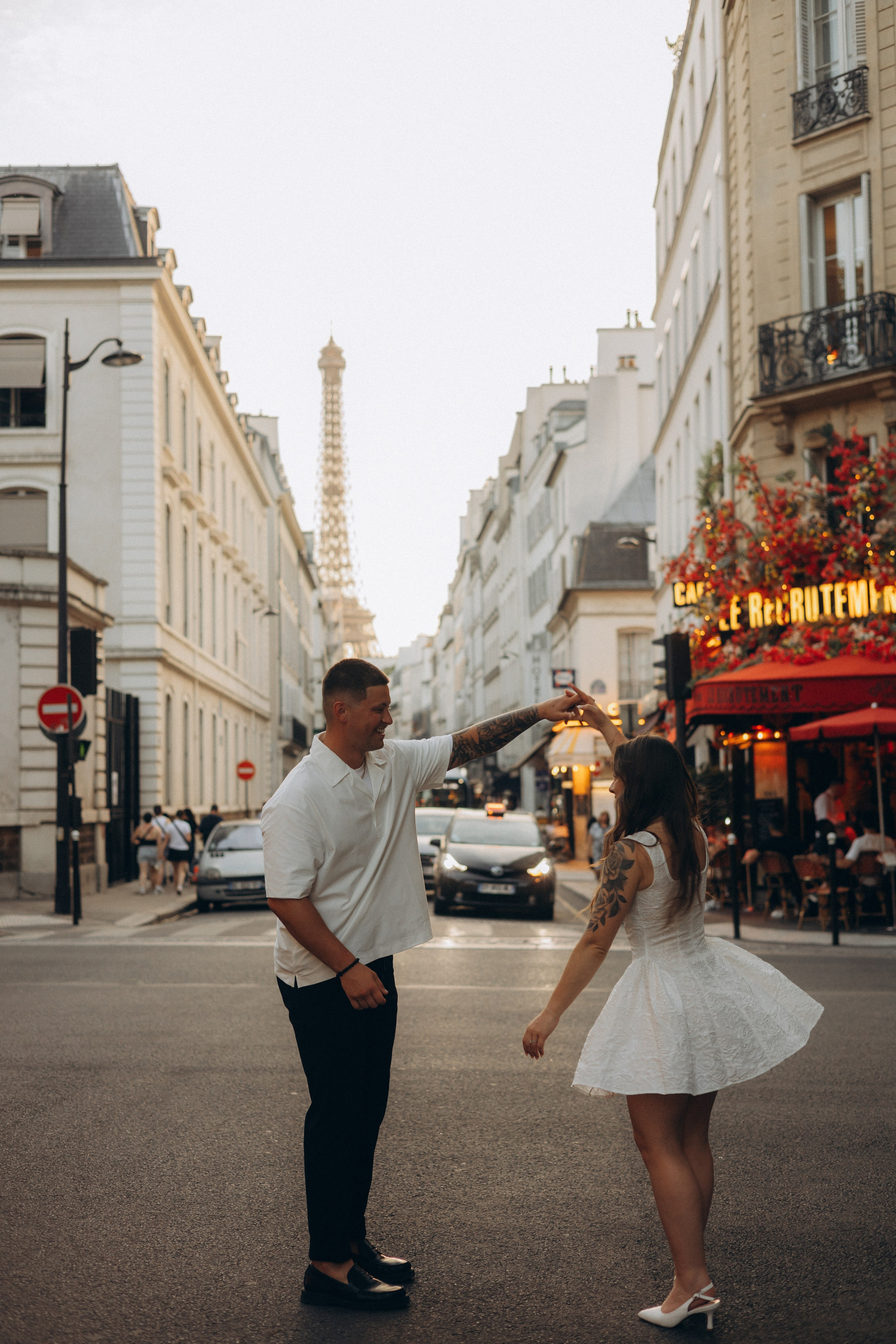 Paris anniversary photoshoot. Photographer in Paris