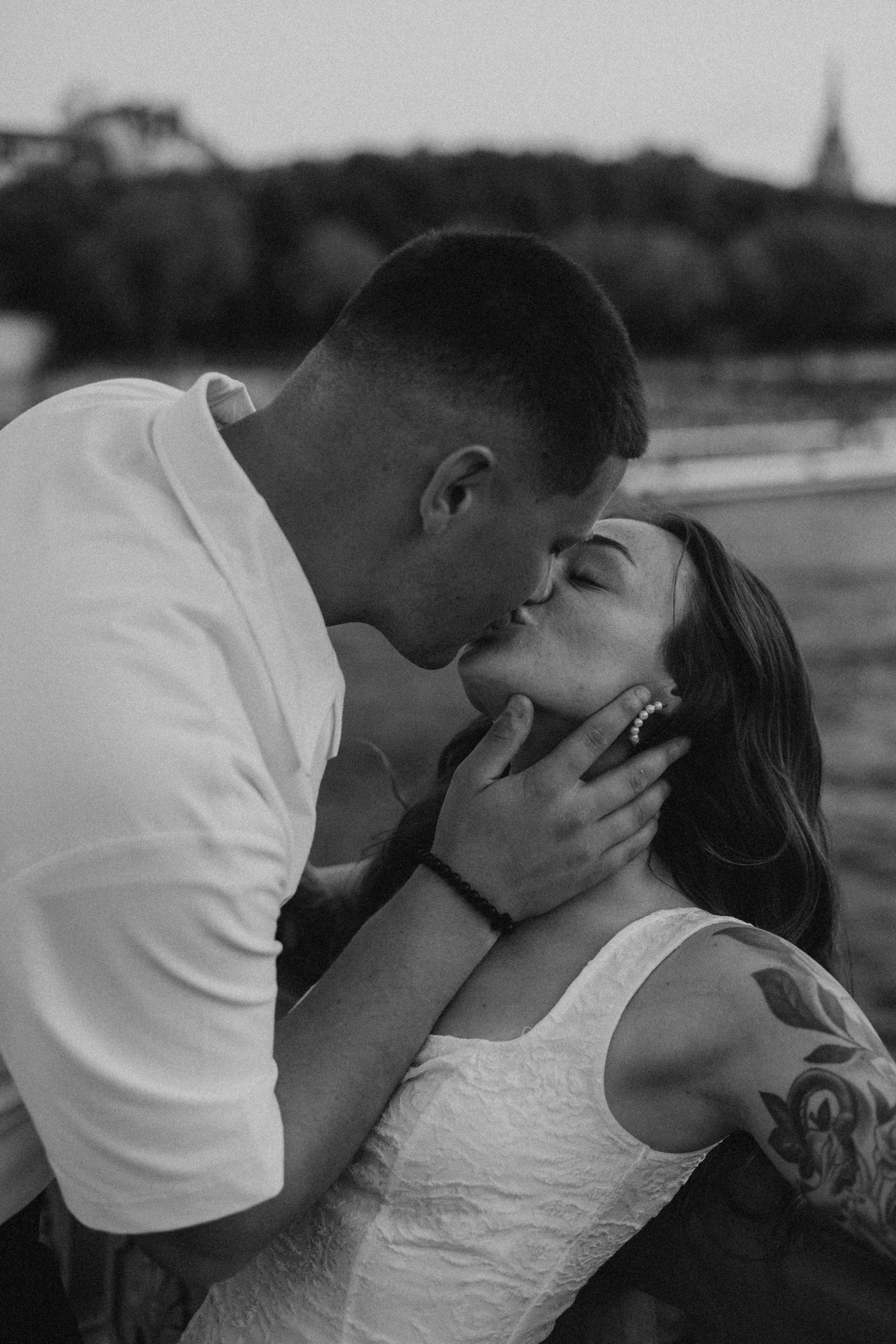 Paris anniversary photoshoot. Photographer in Paris