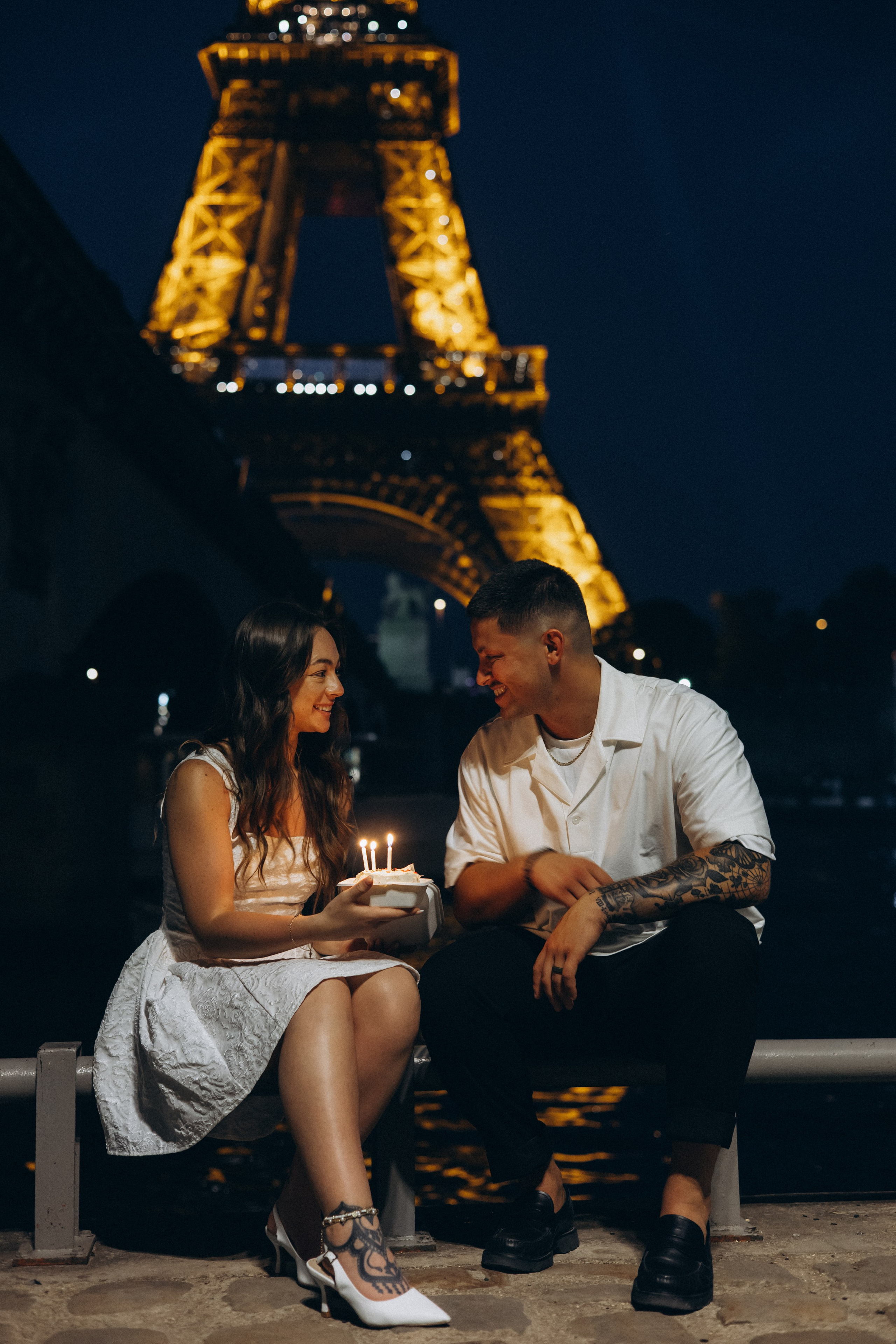 Paris anniversary photoshoot. Photographer in Paris