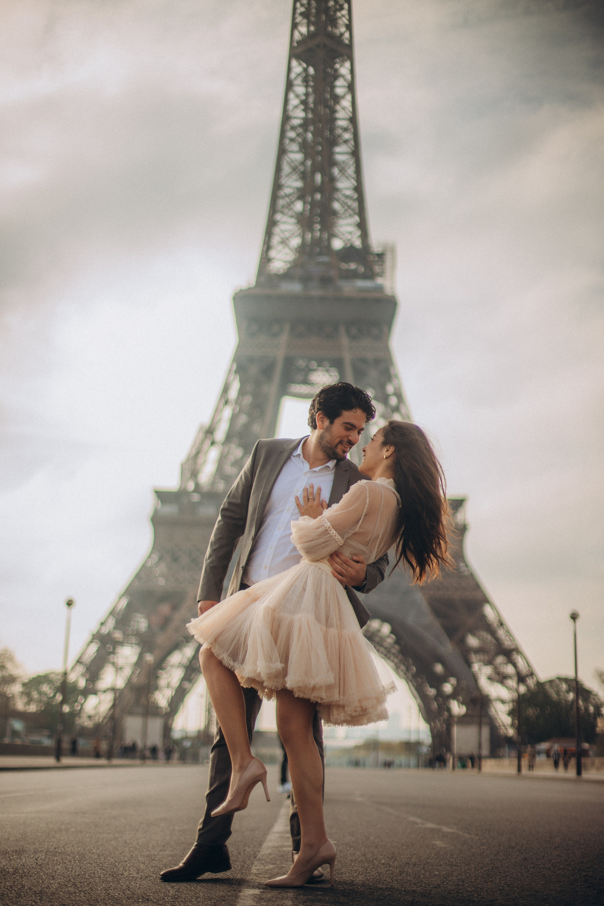 Paris Couple Photoshoot. Photographer in Paris