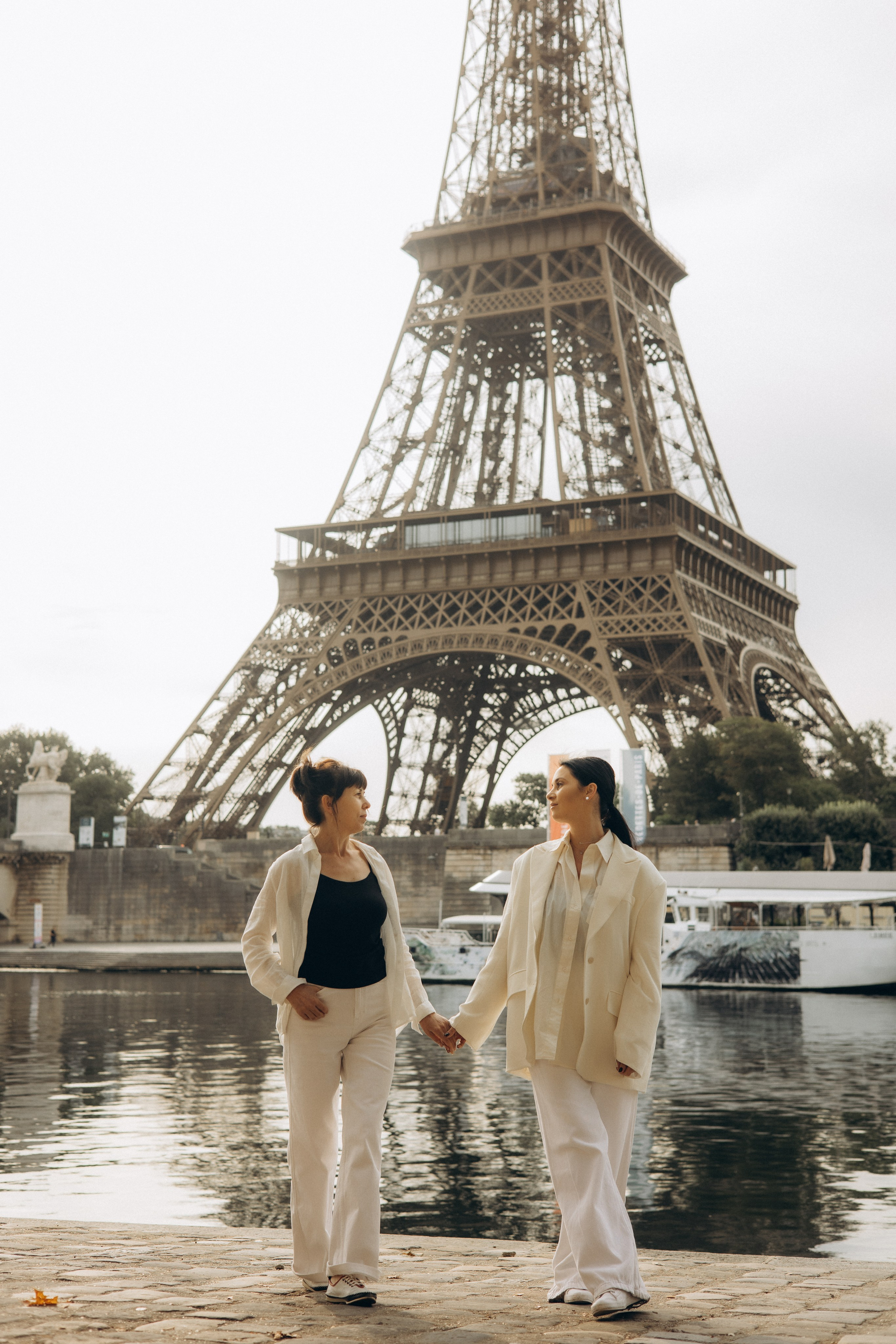 Eiffel Tower photographer. Photographer in Paris