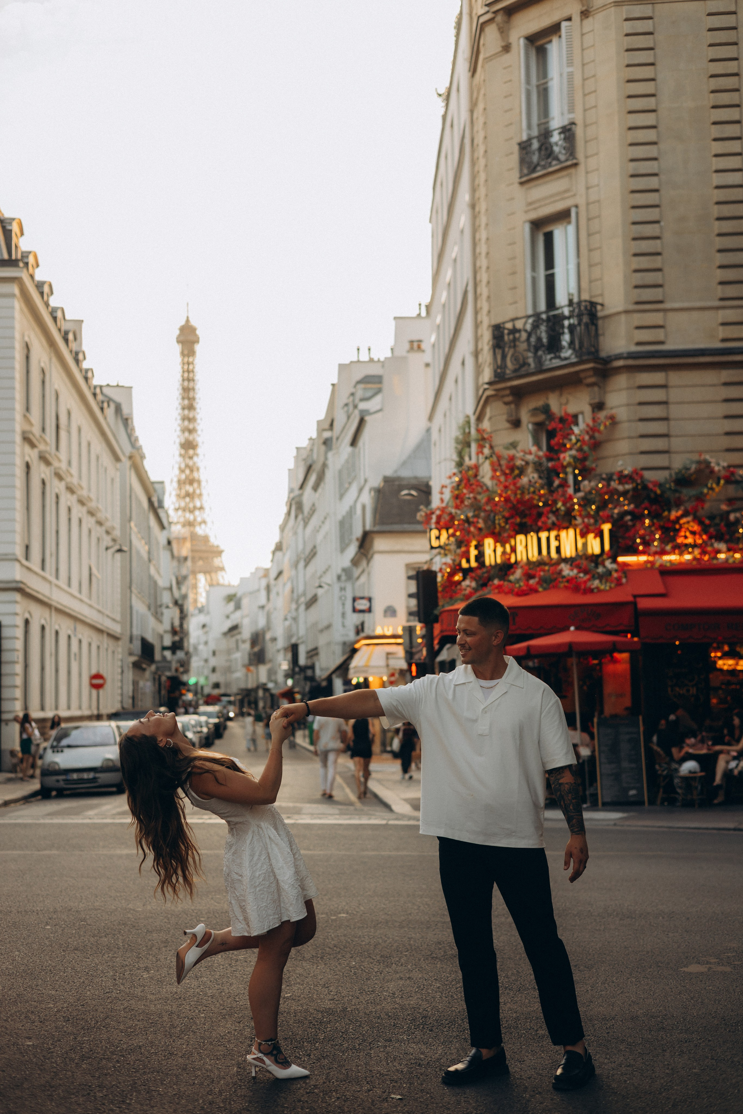 Paris anniversary photoshoot. Photographer in Paris