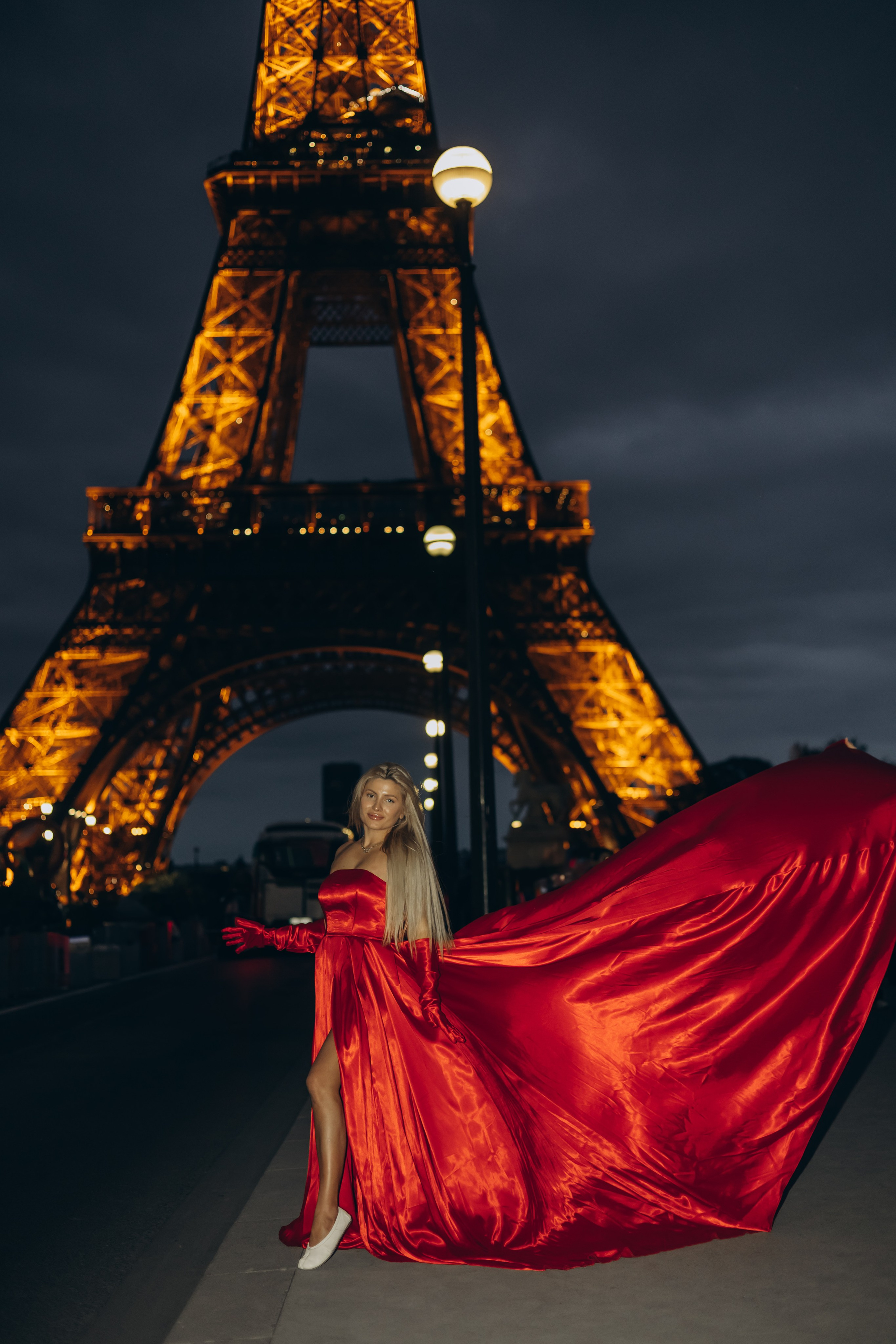 Night photoshoot Paris. Photographer in Paris