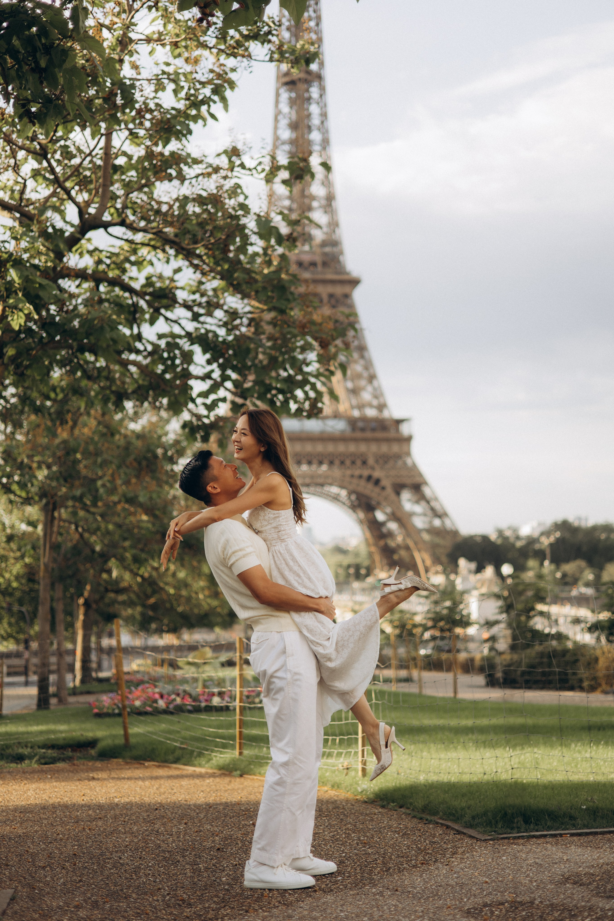 Paris Couple Photoshoot. Photographer in Paris