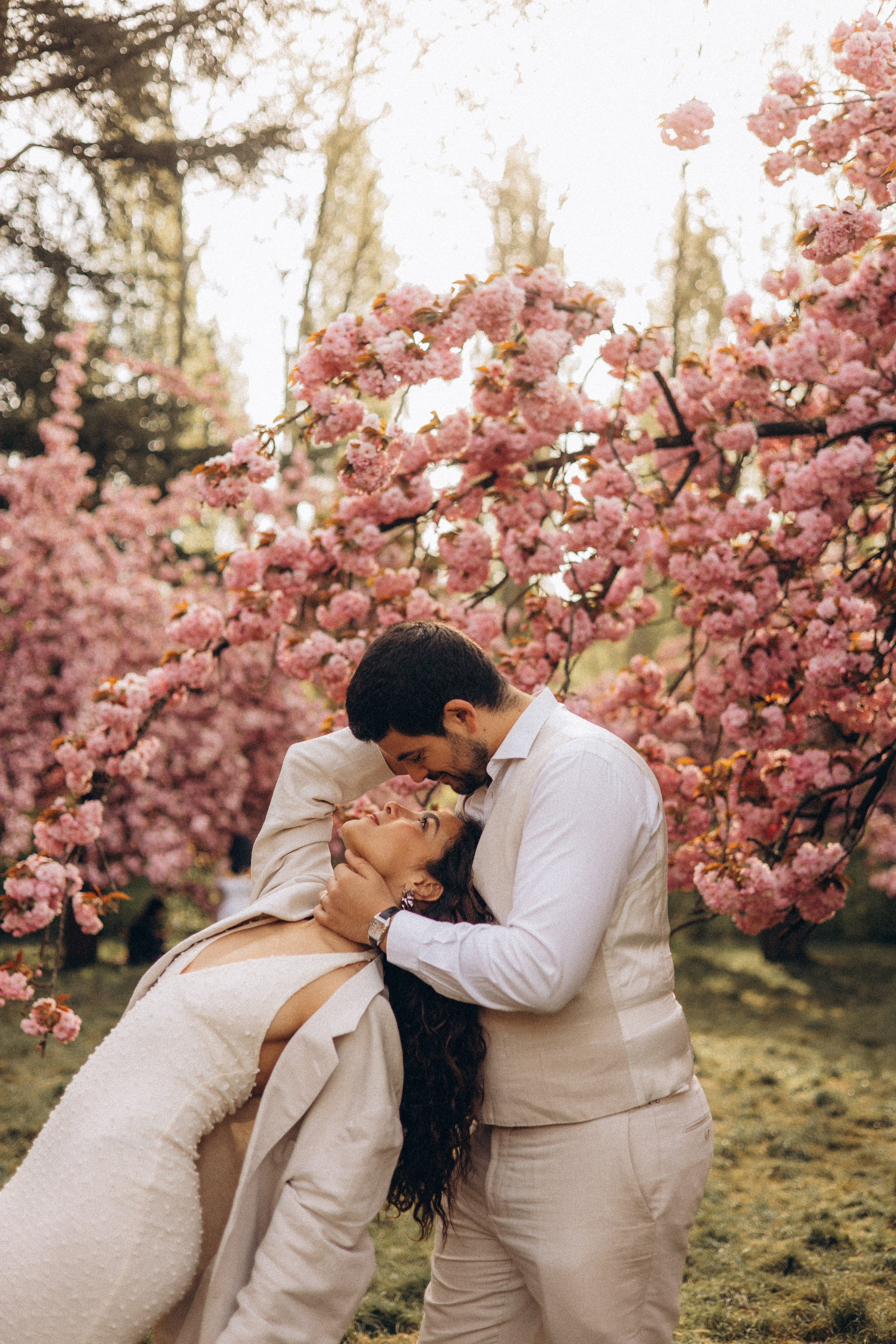 Paris Couple Photoshoot. Photographer in Paris