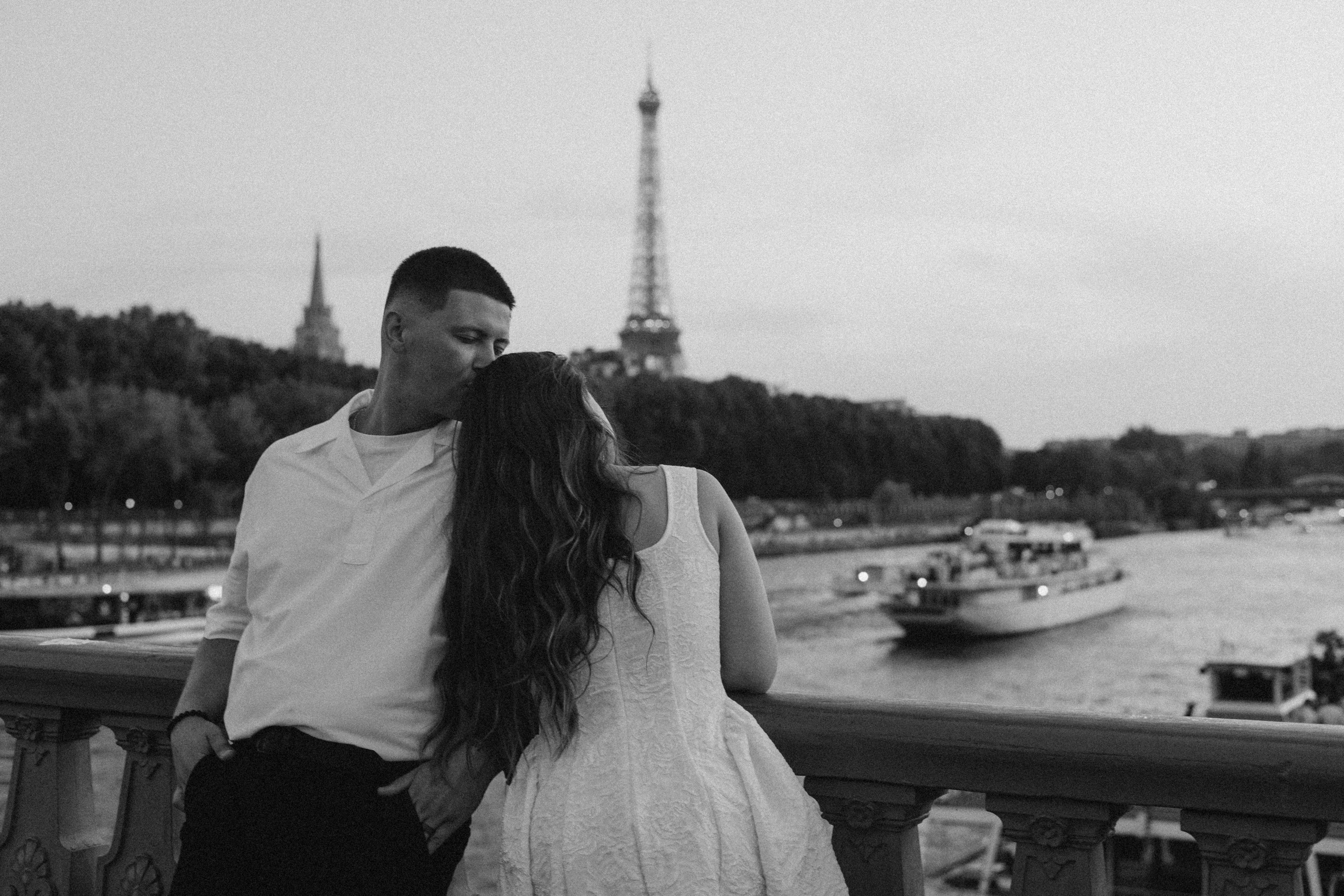 Paris anniversary photoshoot. Photographer in Paris