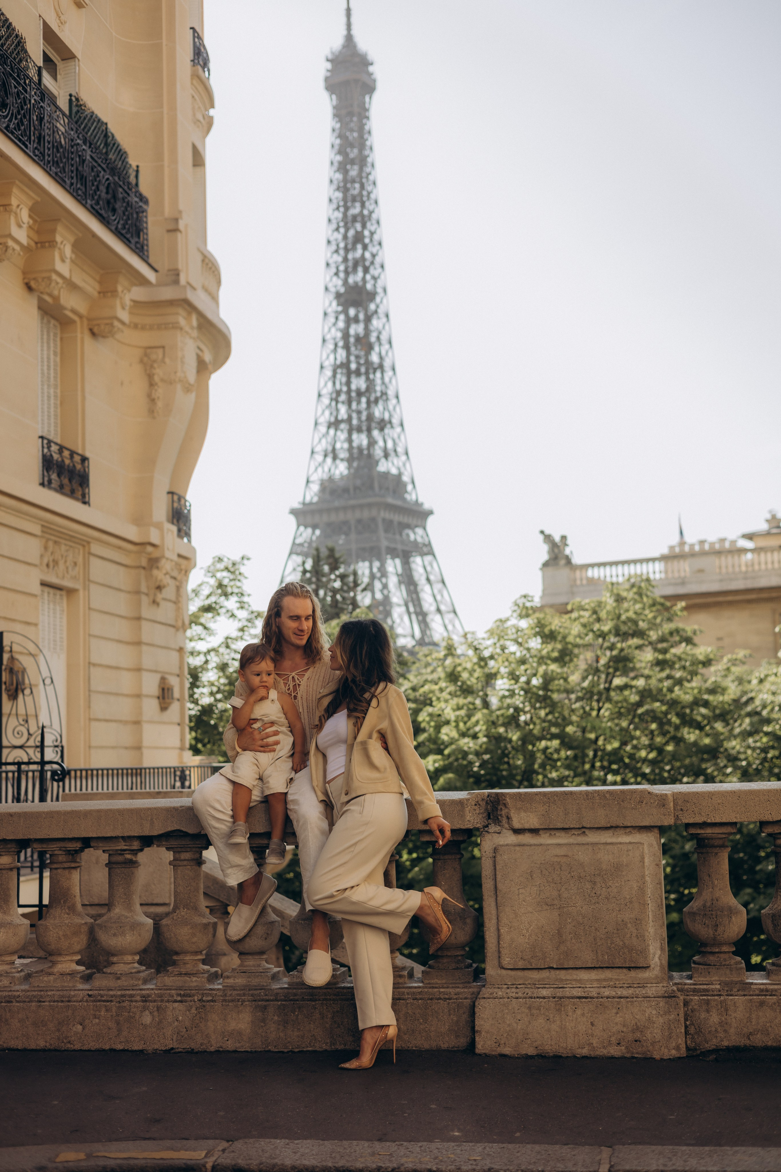 Eiffel Tower photographer. Photographer in Paris