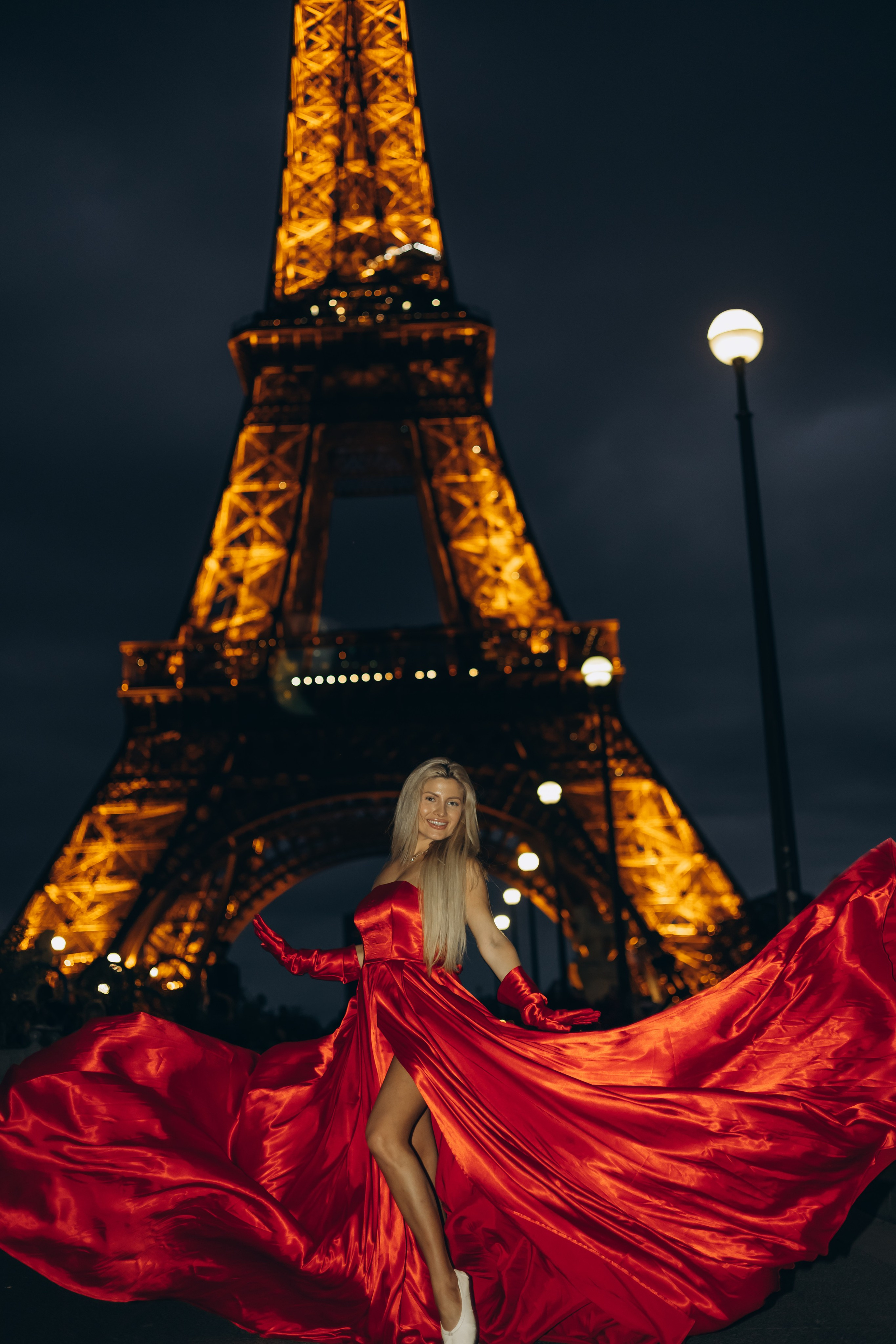 Night photoshoot Paris. Photographer in Paris