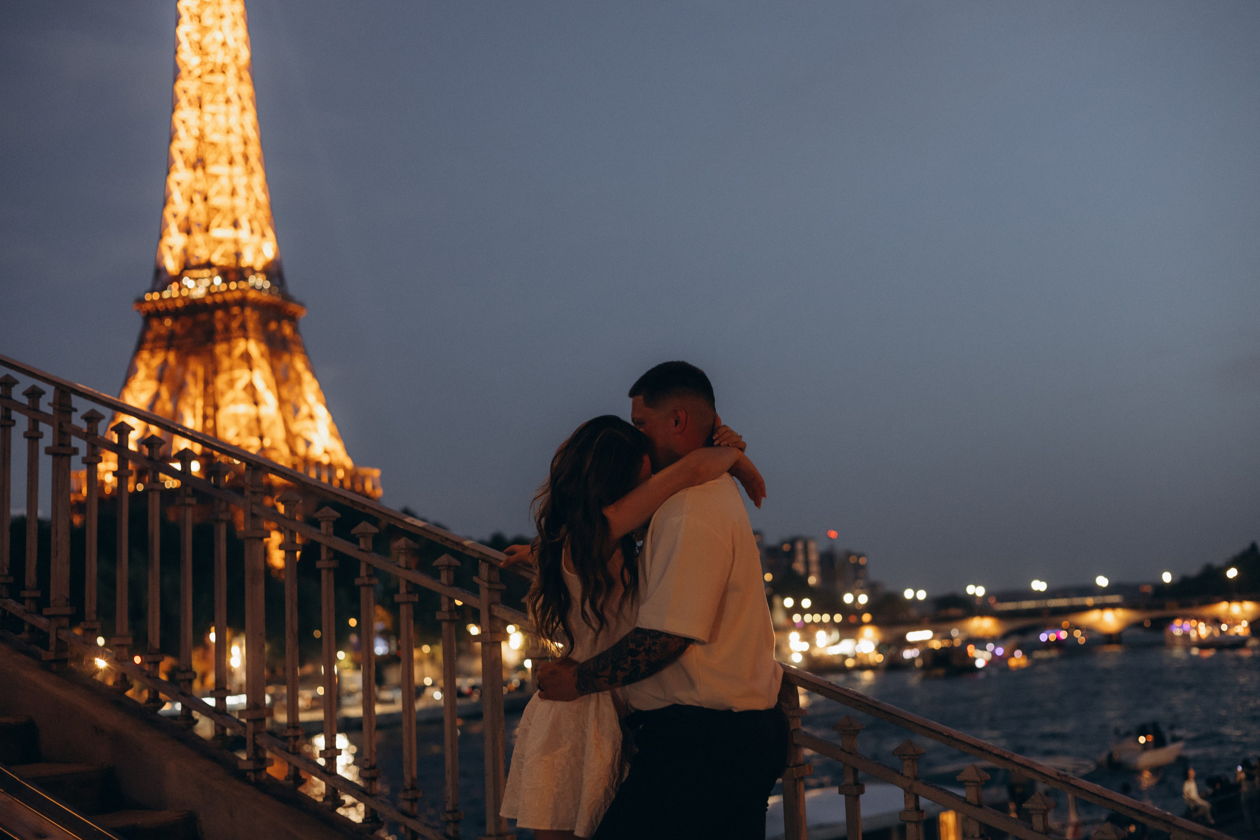 Paris anniversary photoshoot. Photographer in Paris