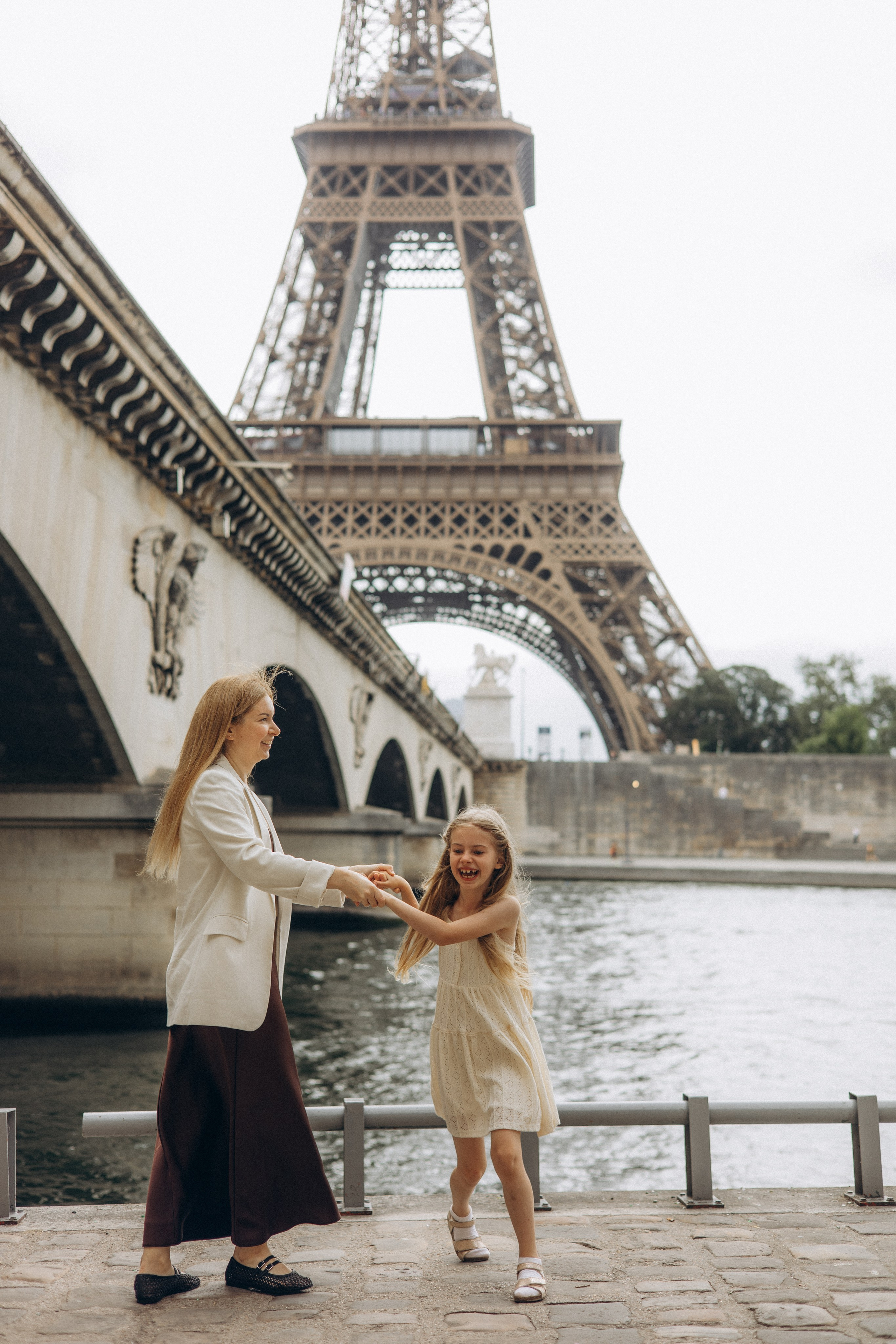 Eiffel Tower photographer. Photographer in Paris