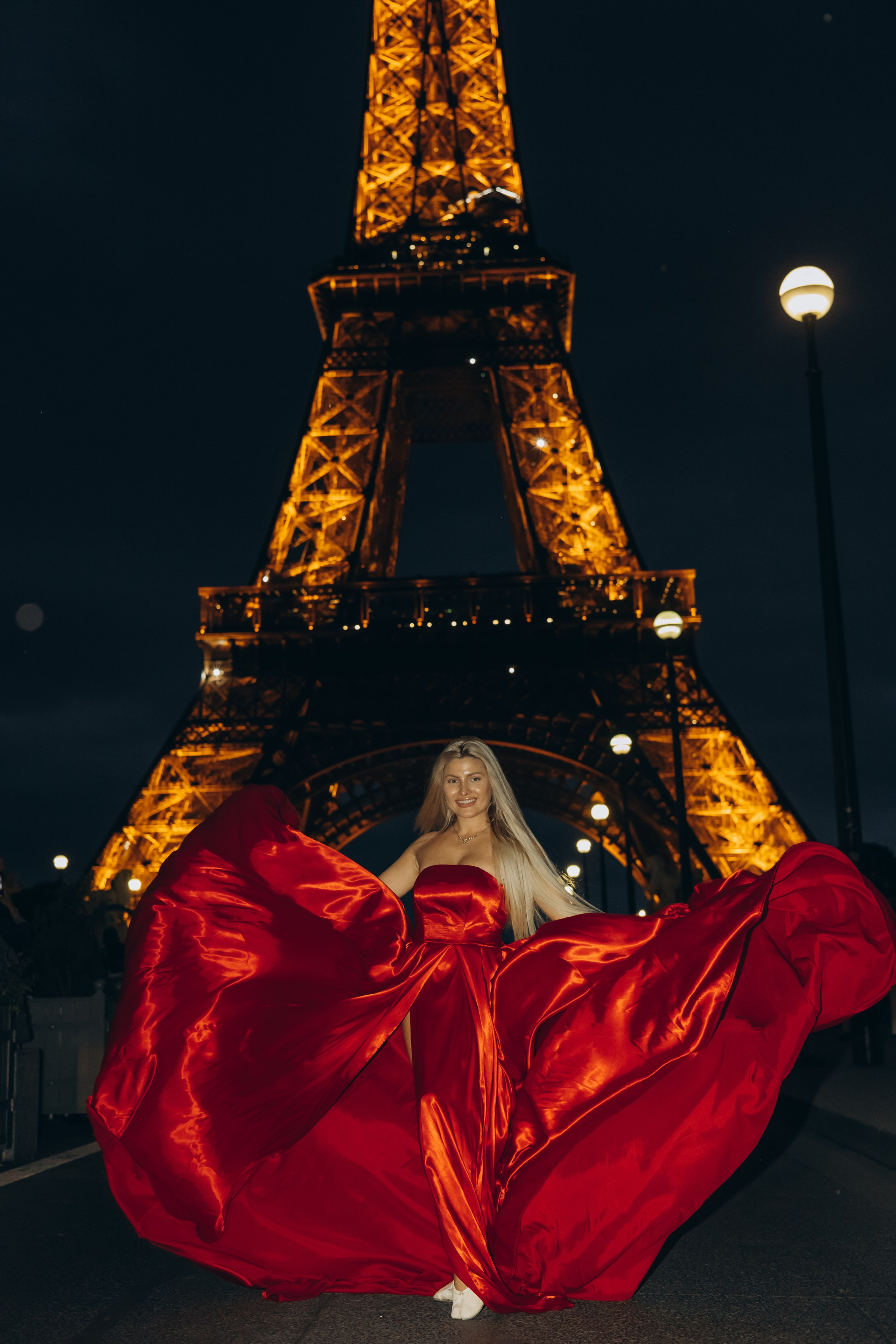 Night photoshoot Paris. Photographer in Paris