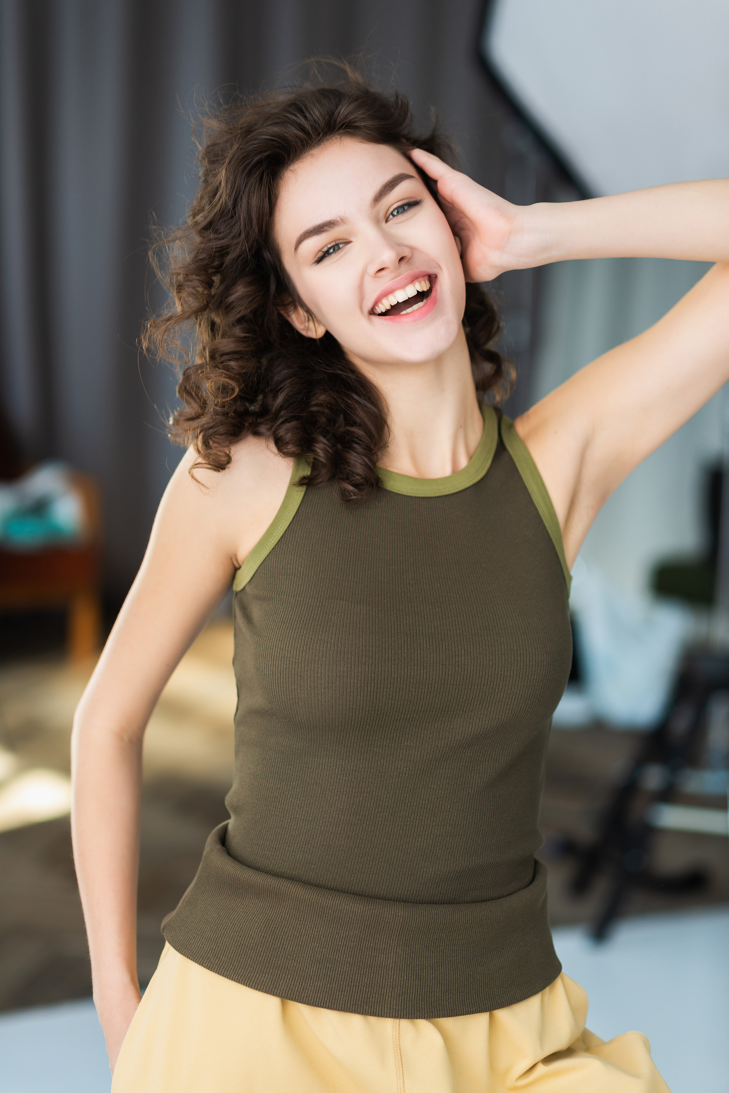 Фотограф Дніпра знімає емоційний портрет молодої жінки.