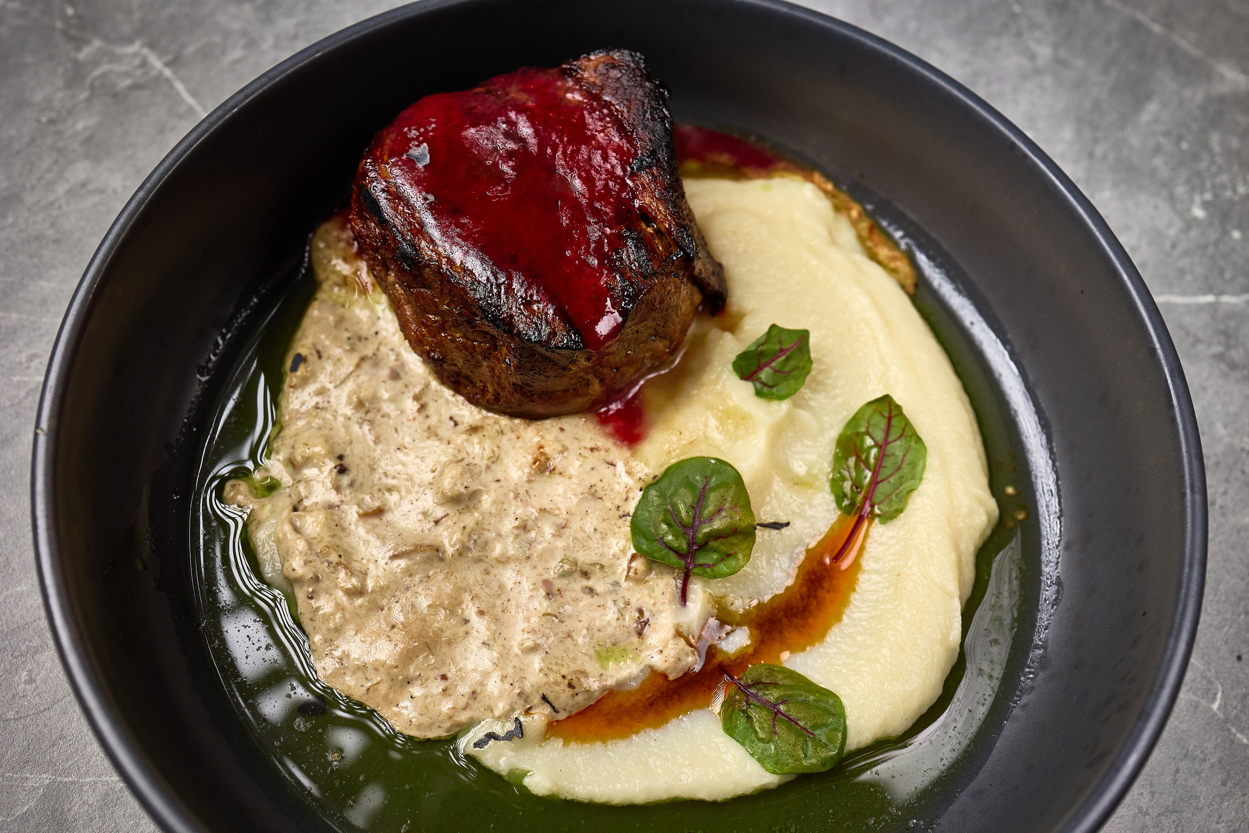 Стейк с соусом и картофельным пюре в миске, фотограф Днепр.