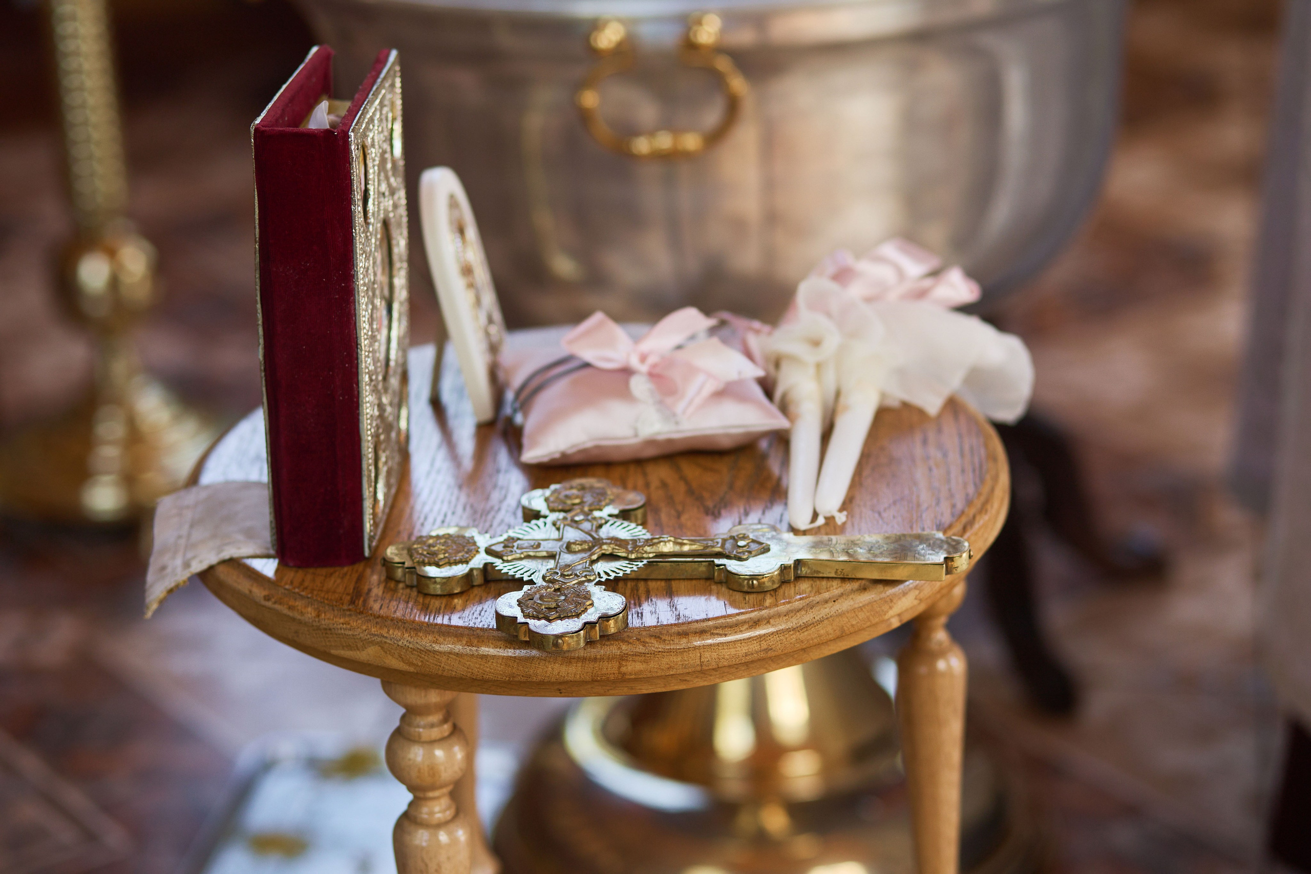 Деталі хрестин у церкві — хрестик, свічки та книга, фотограф у Дніпрі