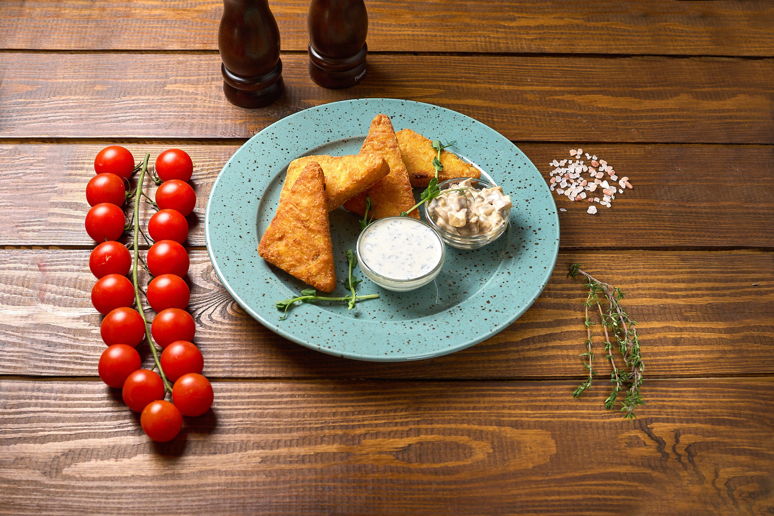 Репортажне фото обіду – апетитні деталі та сервірування столу.