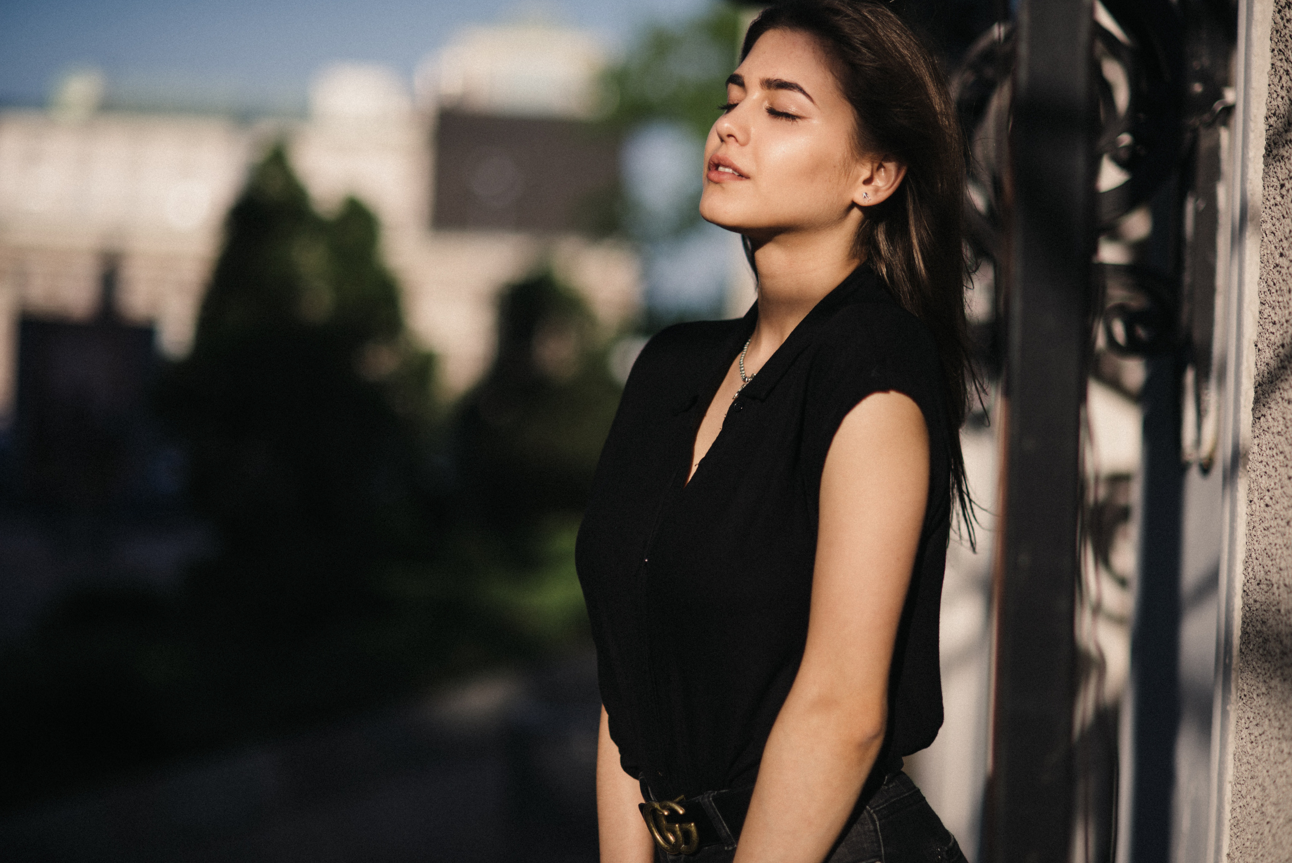 Портрет у природному світлі в Дніпрі — теплі відтінки та спокій.