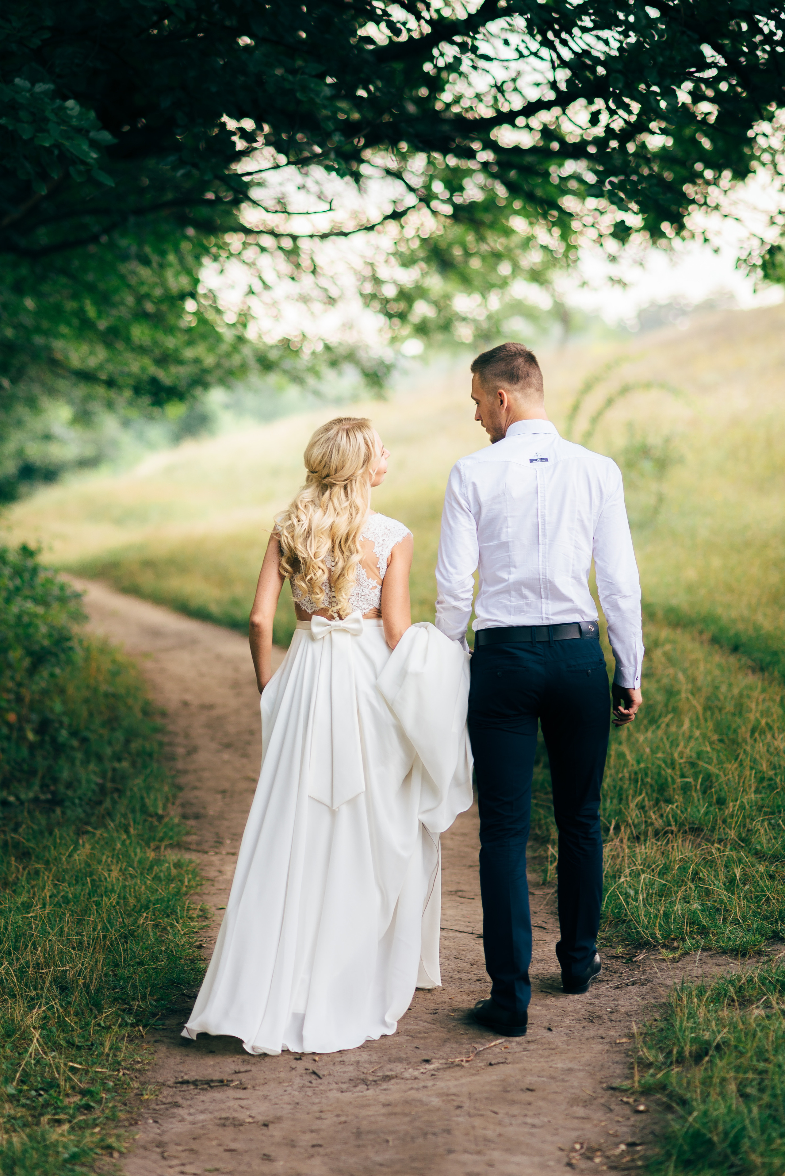 Наречена у білому платті на фоні парку в Дніпрі — портрет крупним планом.