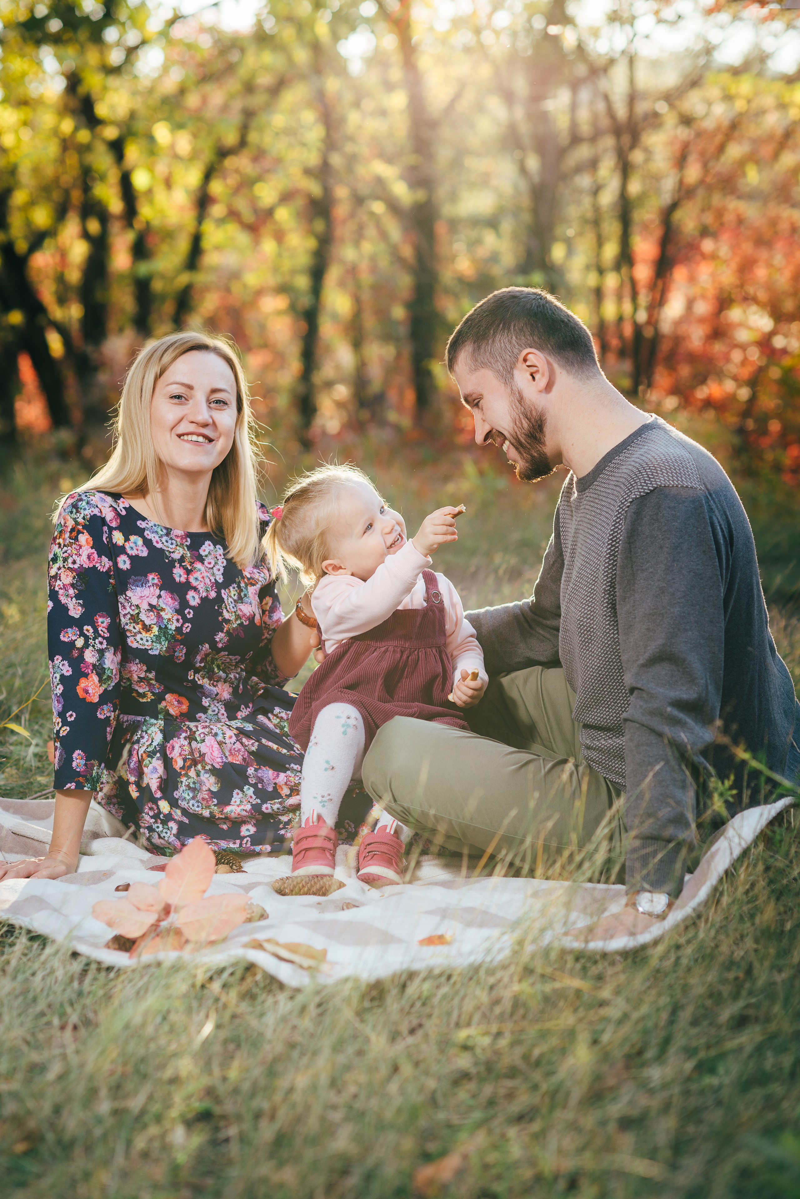 Семья в Днепре — прогулка в парке среди деревьев.