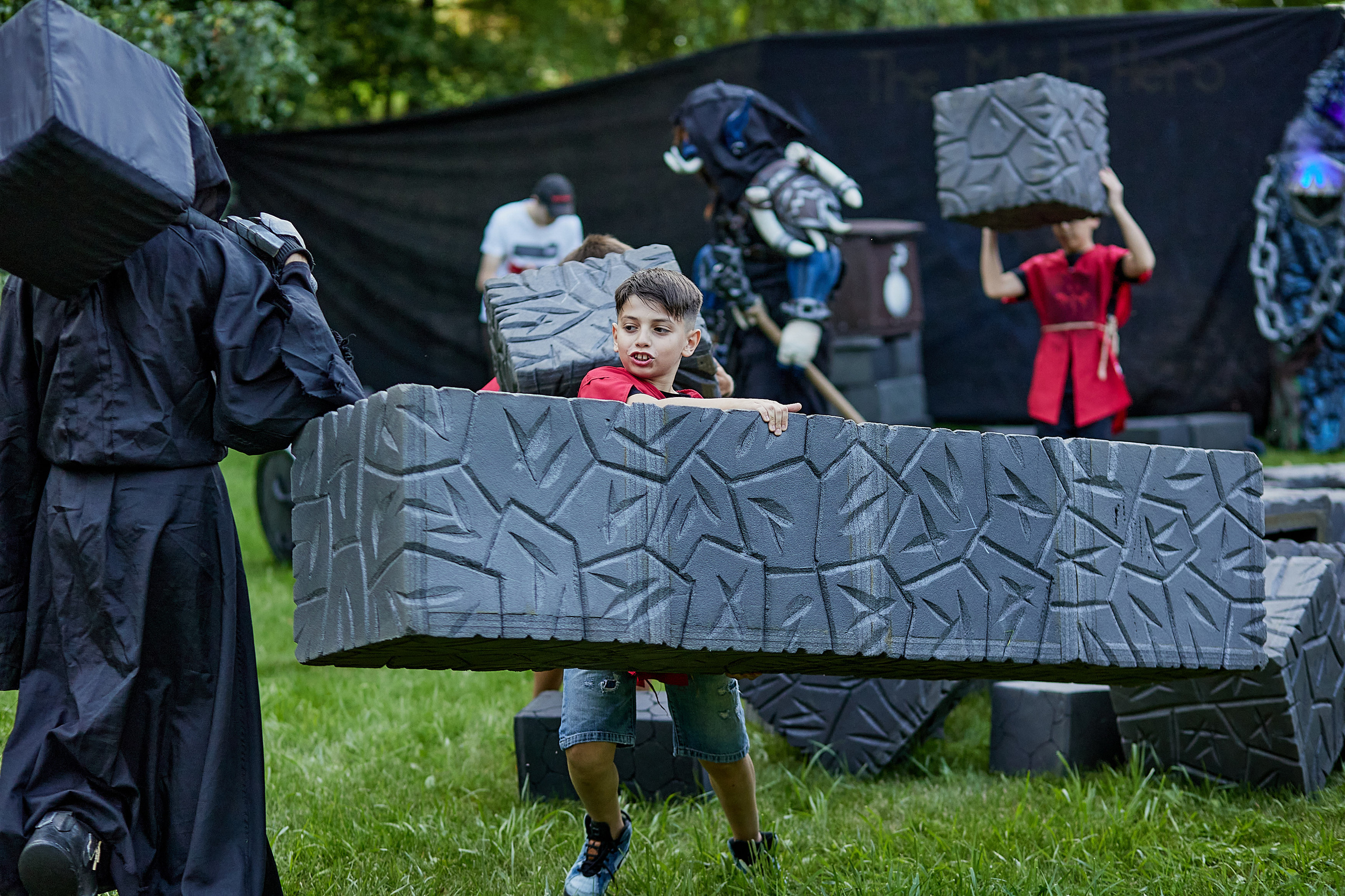 Радостные моменты на дне рождения ребенка