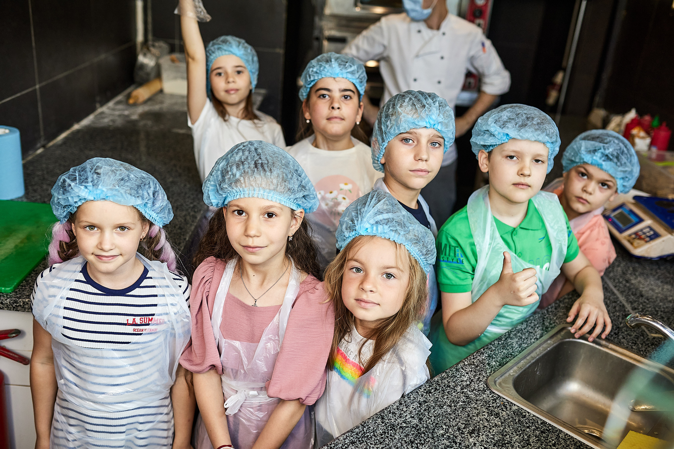 Счастливые моменты с друзьями на празднике