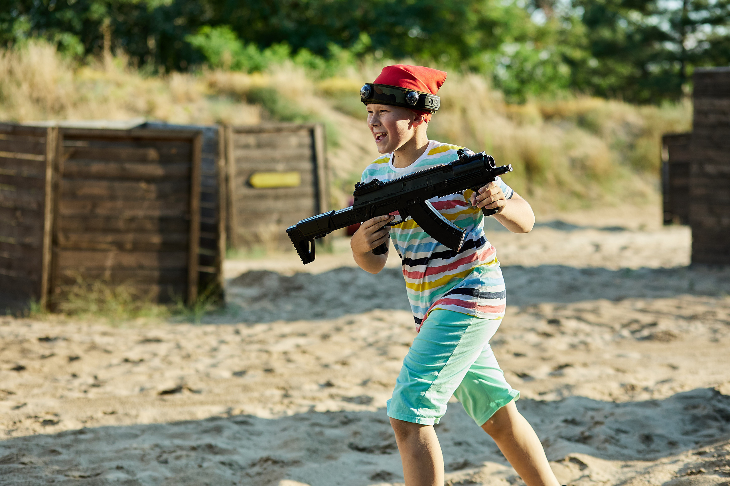 Дніпровський фотограф знімає прикрашену кімнату та усмішки дітей.