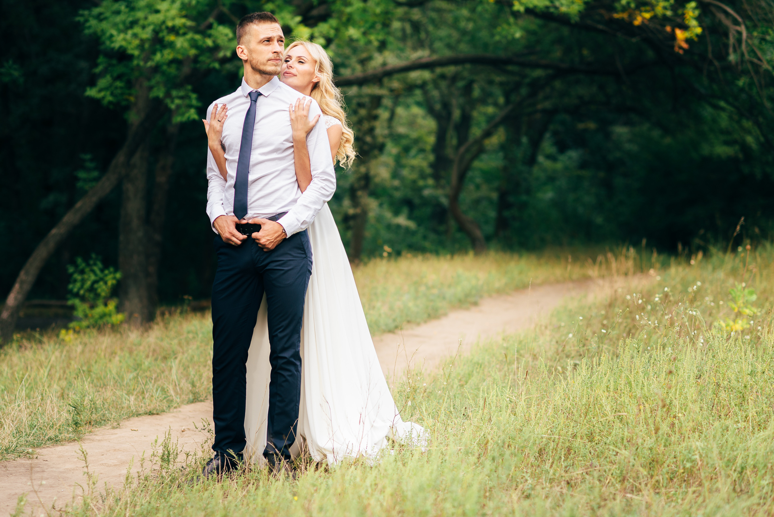 Фотограф Дніпро зловив щасливу пару, що святкує своє весілля серед природи, розкидаючи пелюстки квітів.