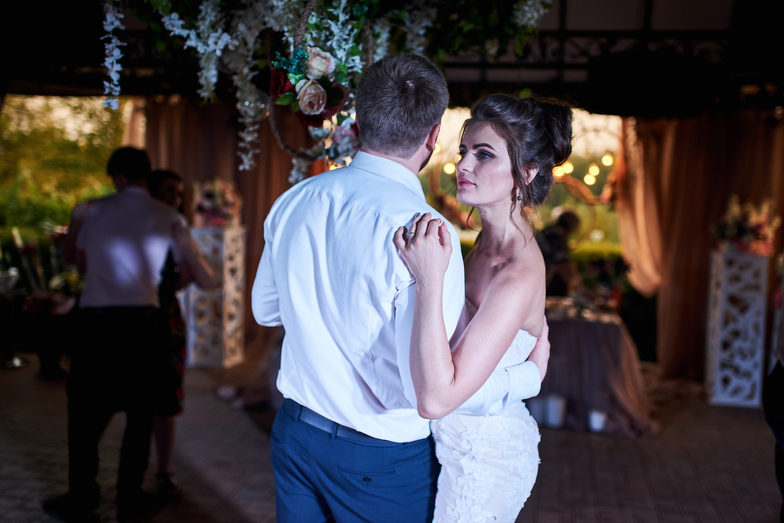 Свадебная фотография в Днепре — романтическая пара крупным планом.