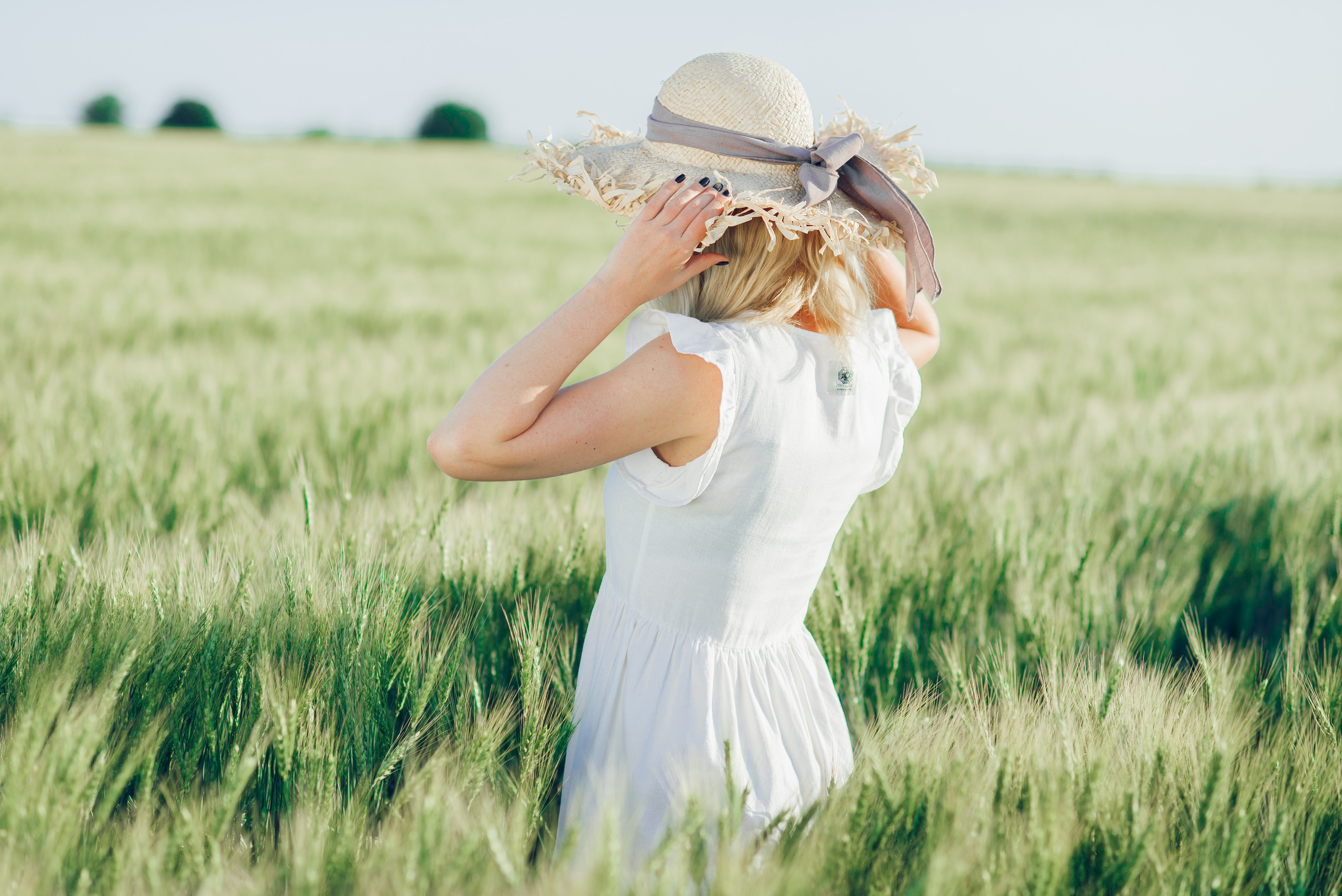 Портрет молодой девушки в Днепре — крупный план глаз и выразительное лицо.