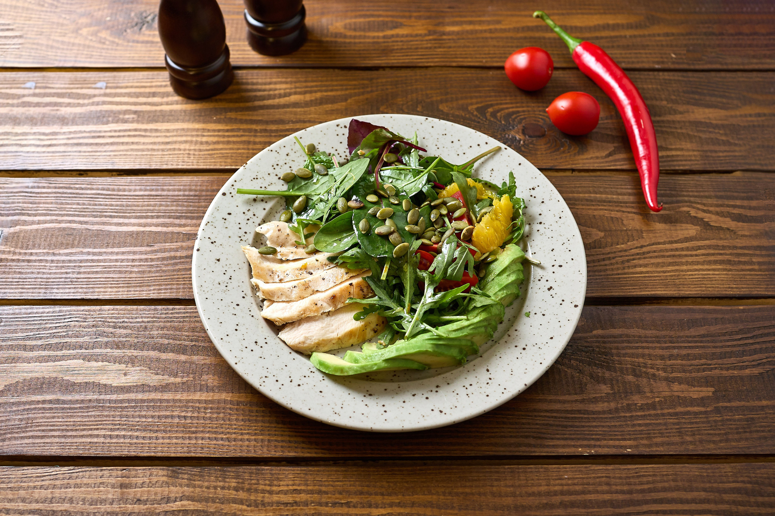 Фотограф у Дніпрі знімає яскраву тарілку зі смачною їжею.