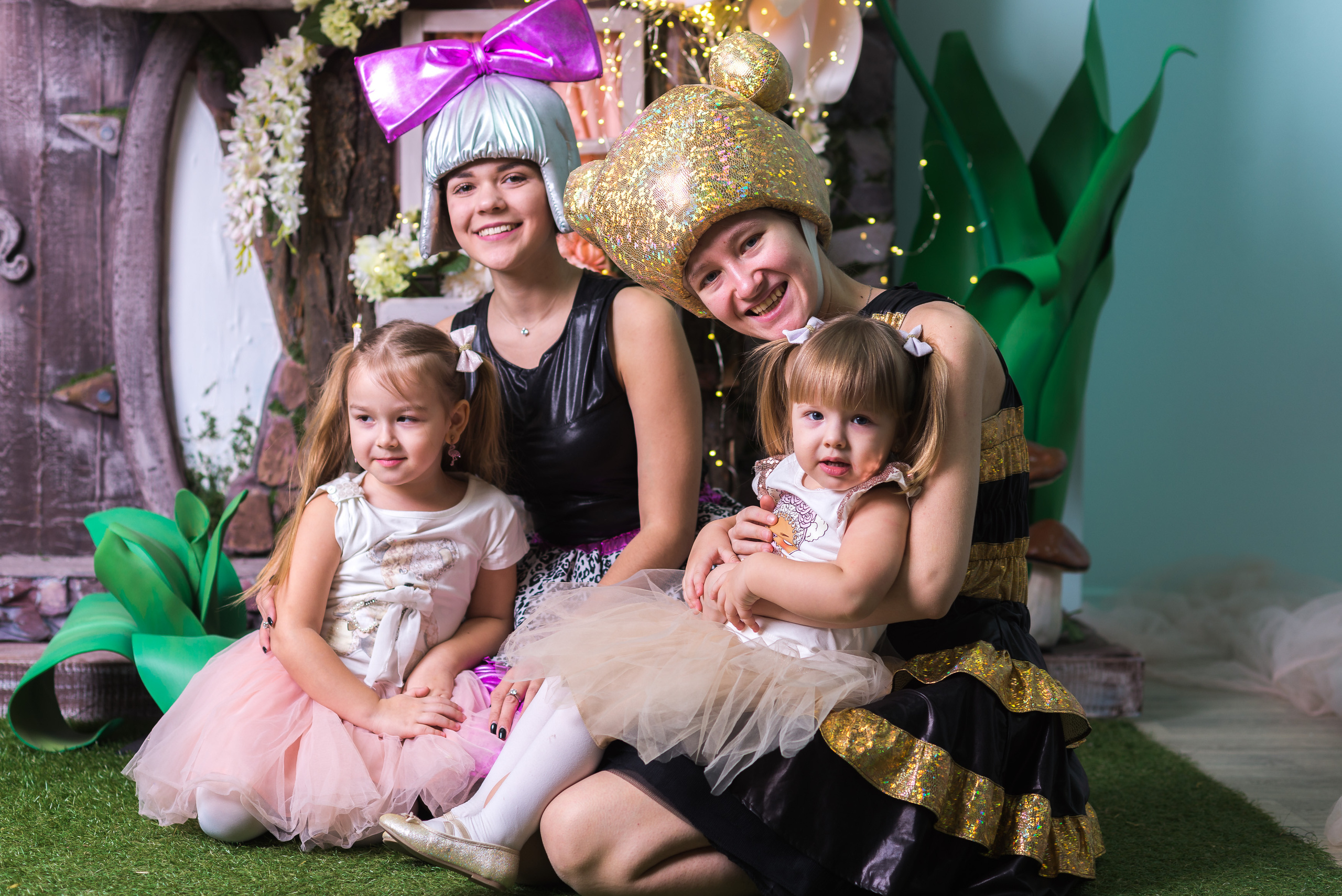 Две сестры в студии в Днепре — естественные эмоции и теплые улыбки.