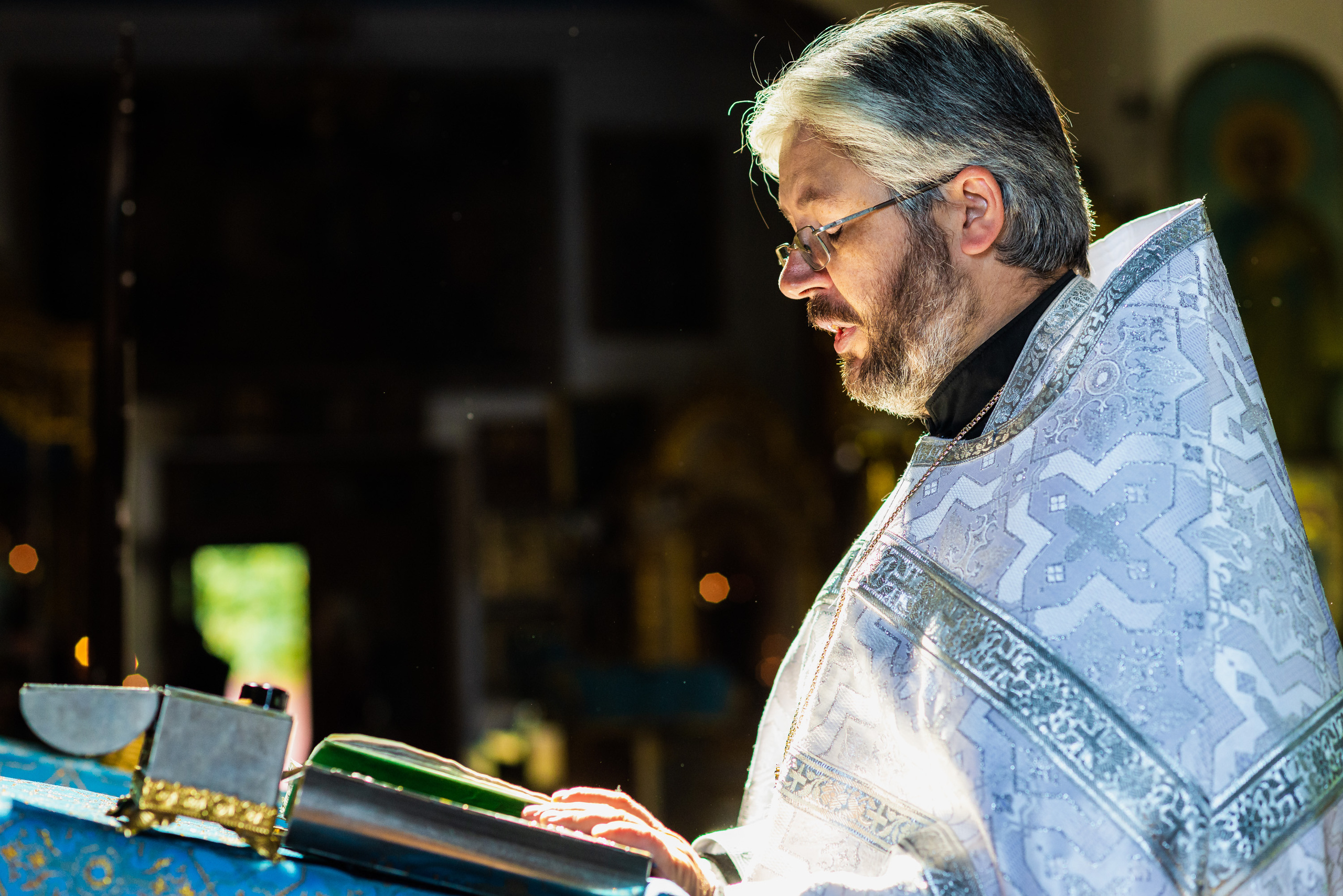 Эмоции родителей на церемонии крещения