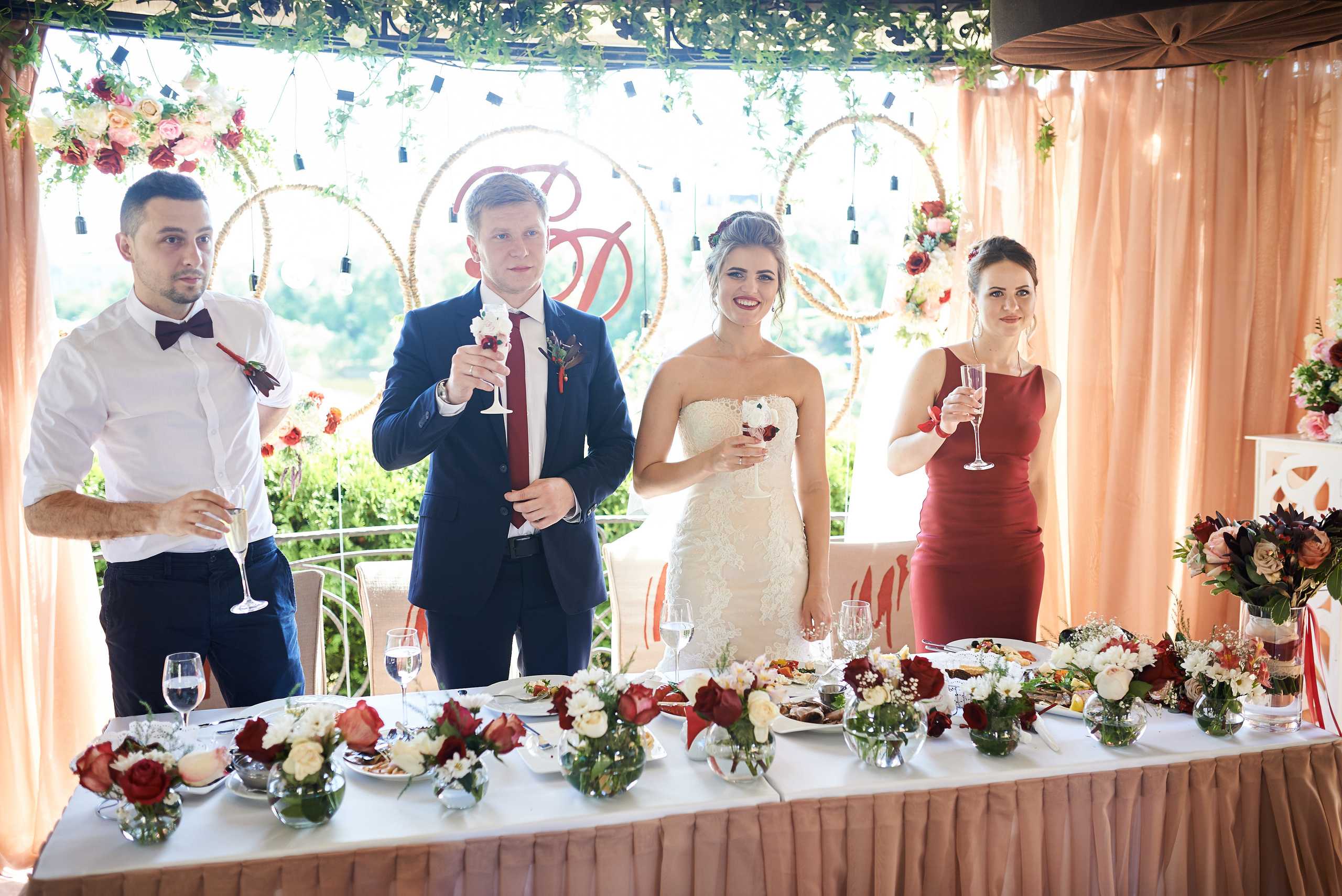 Наречена з букетом на фоні міської архітектури Дніпра.