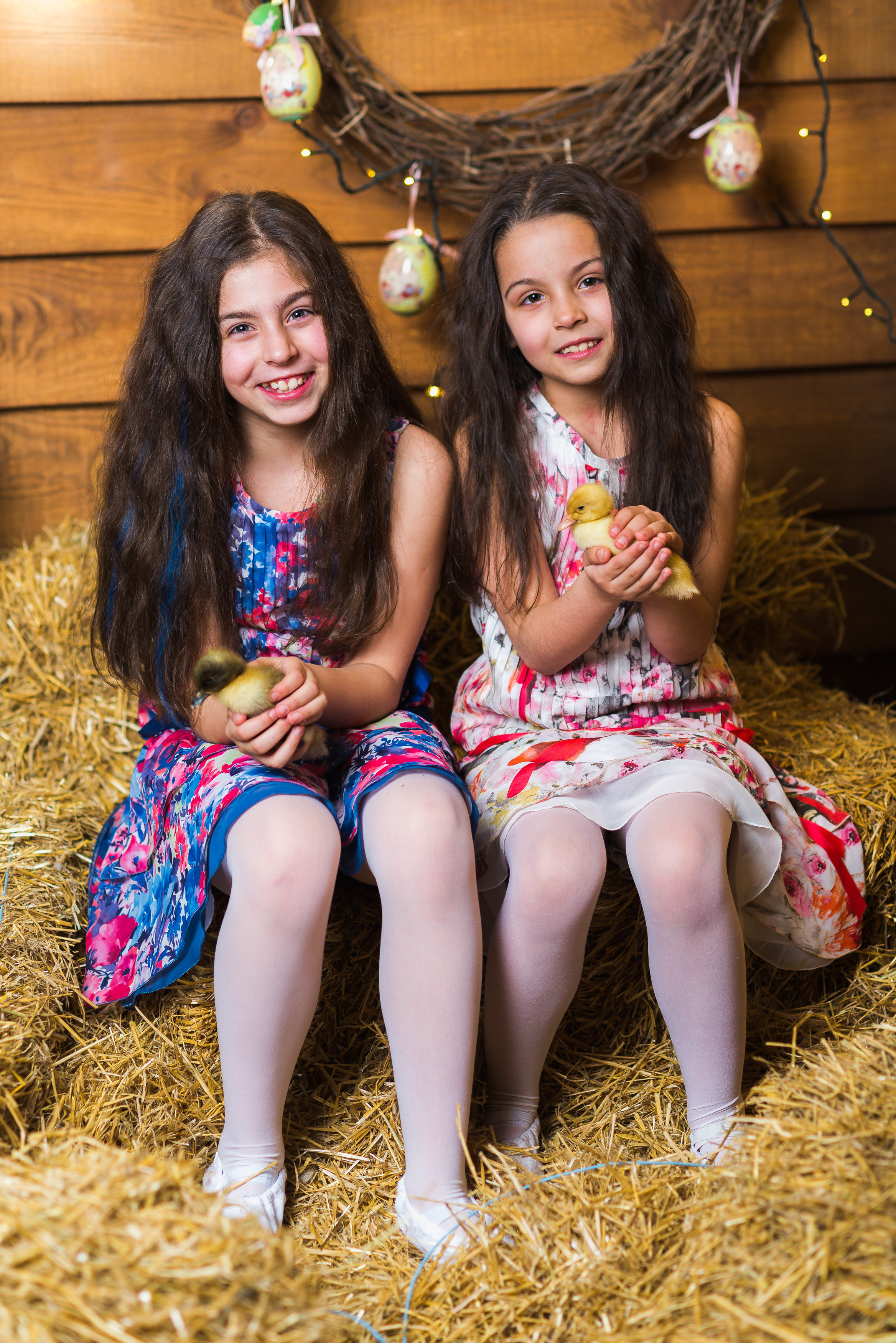 Семейный портрет в Днепре — две сестры на светлом фоне.