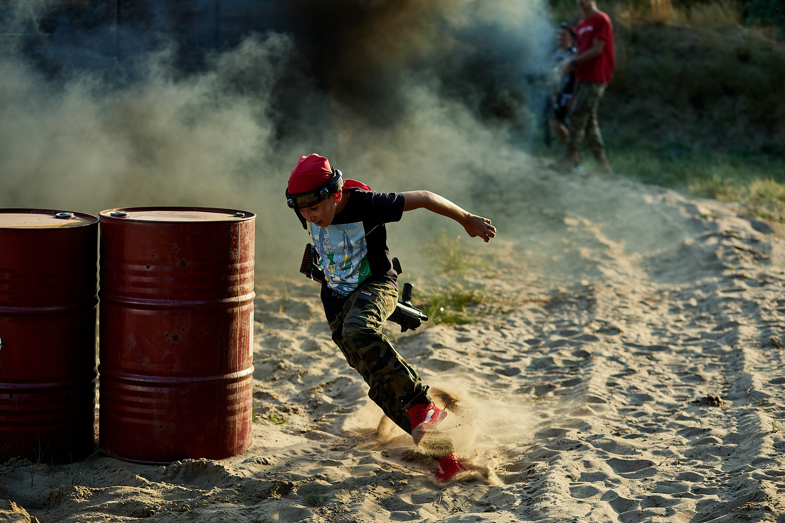 Дніпровський фотограф знімає прикрашену кімнату та усмішки дітей.