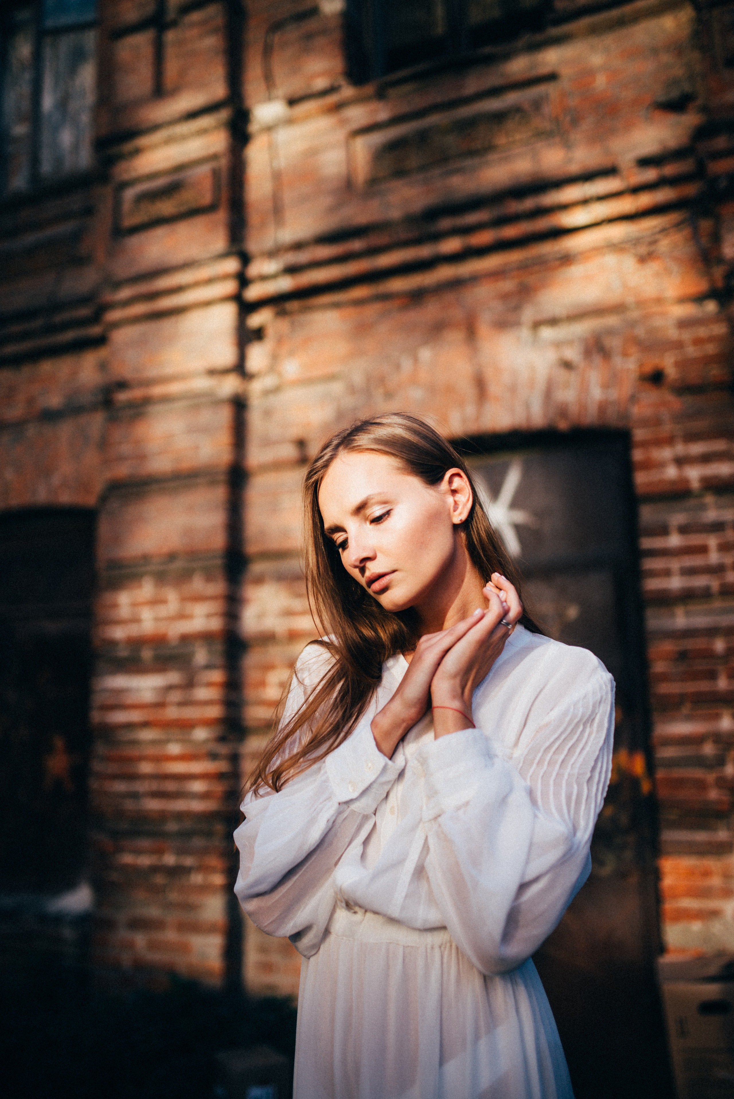 Портрет дівчини в Дніпрі — крупний план з деталями обличчя.