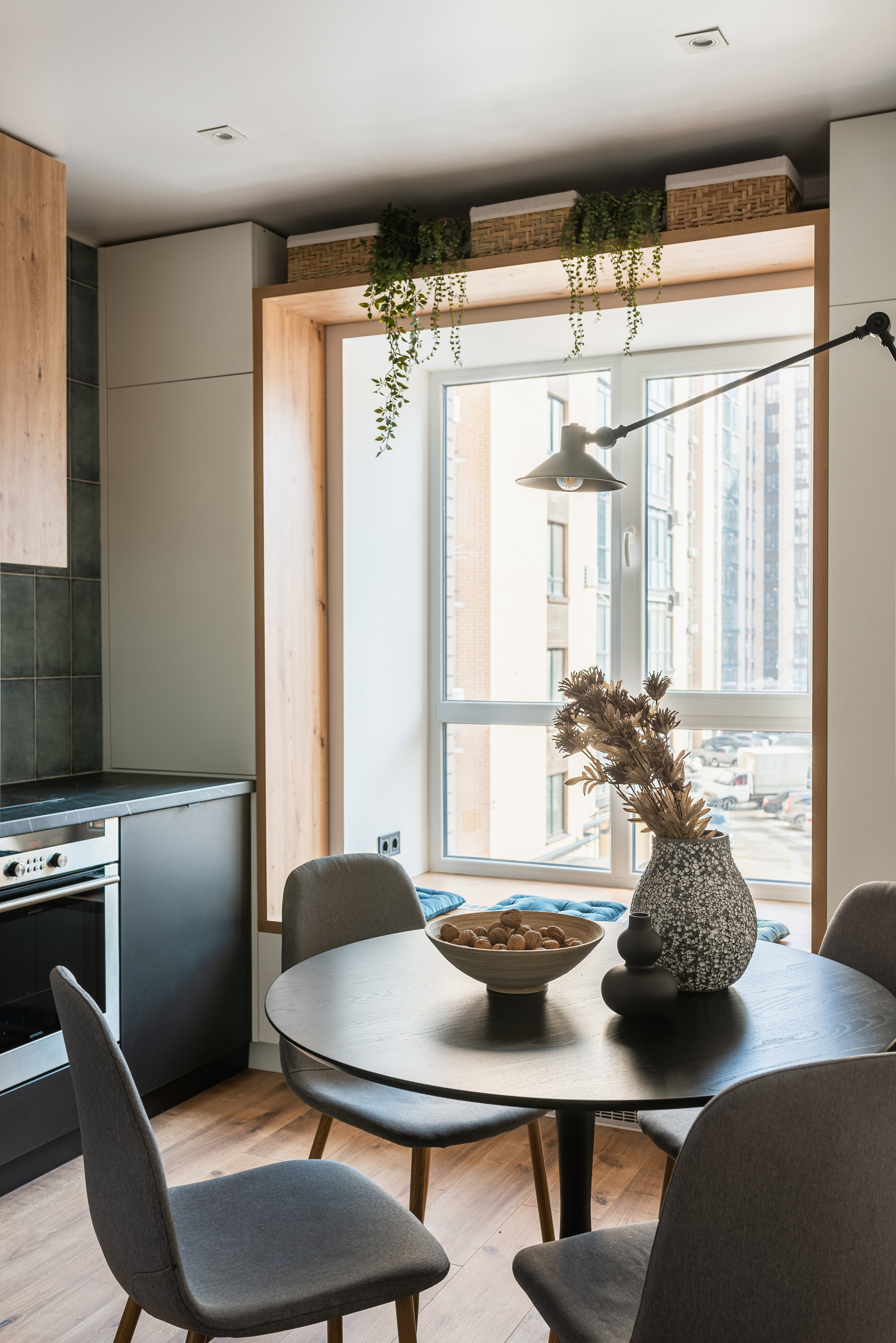 Интерьер столовой в Днепре — современная мебель и уютное освещение.