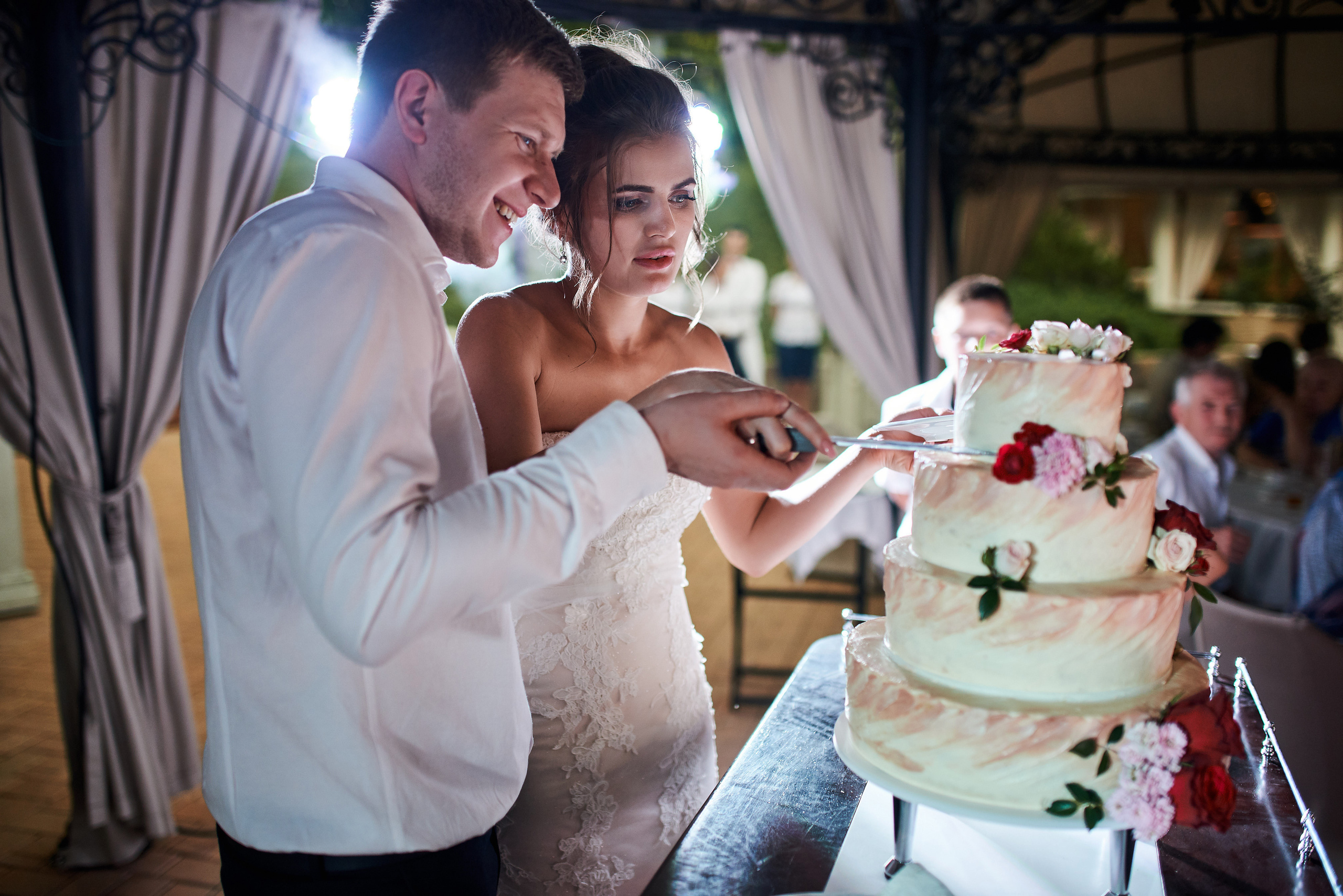 Жених и невеста в Днепре — прогулка по городу, фотограф Дима Покидин.
