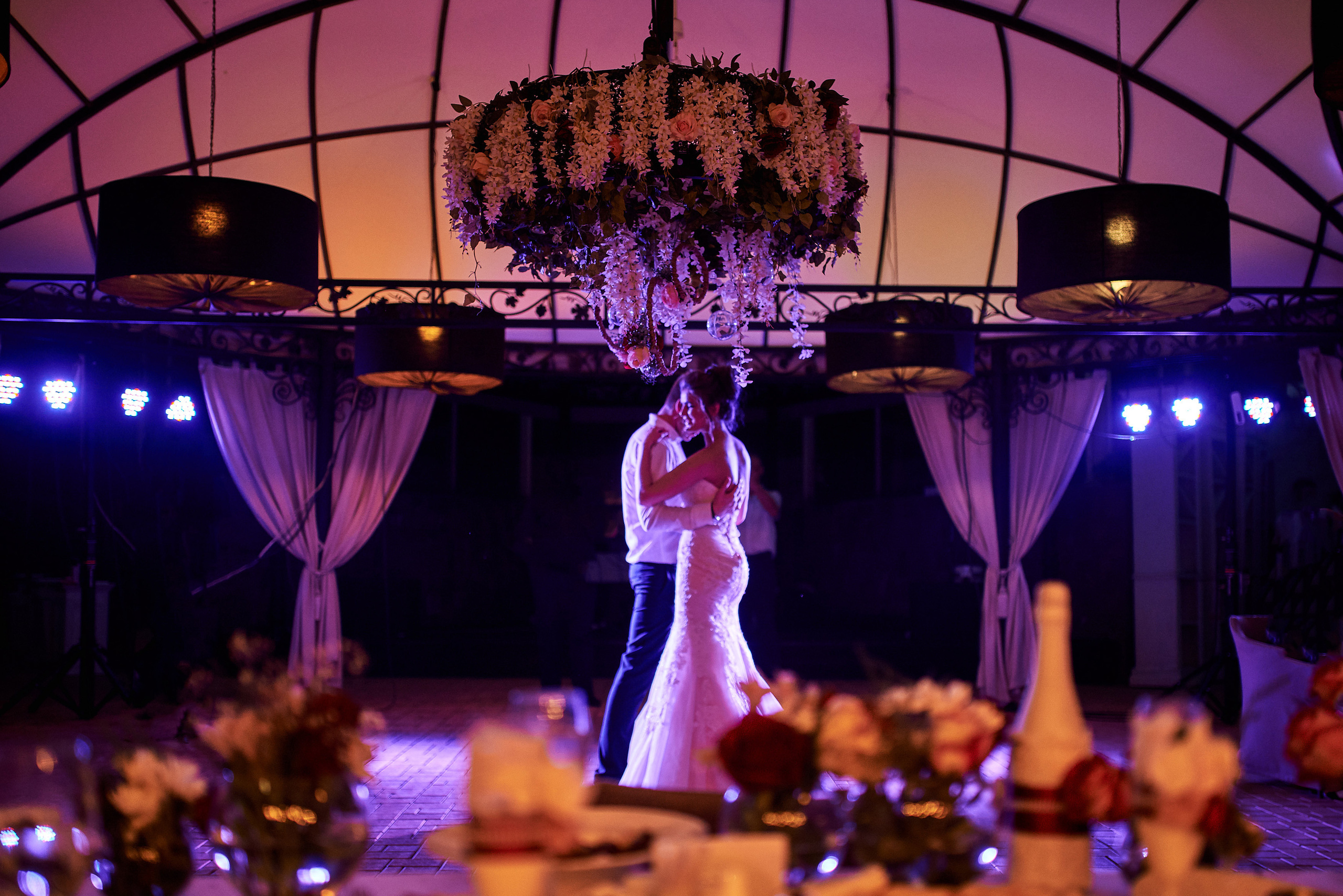 Фотограф Дніпро зняв неймовірну мить весільної фотосесії — наречений і наречена на фоні зеленого парку, щасливі й усміхнені.