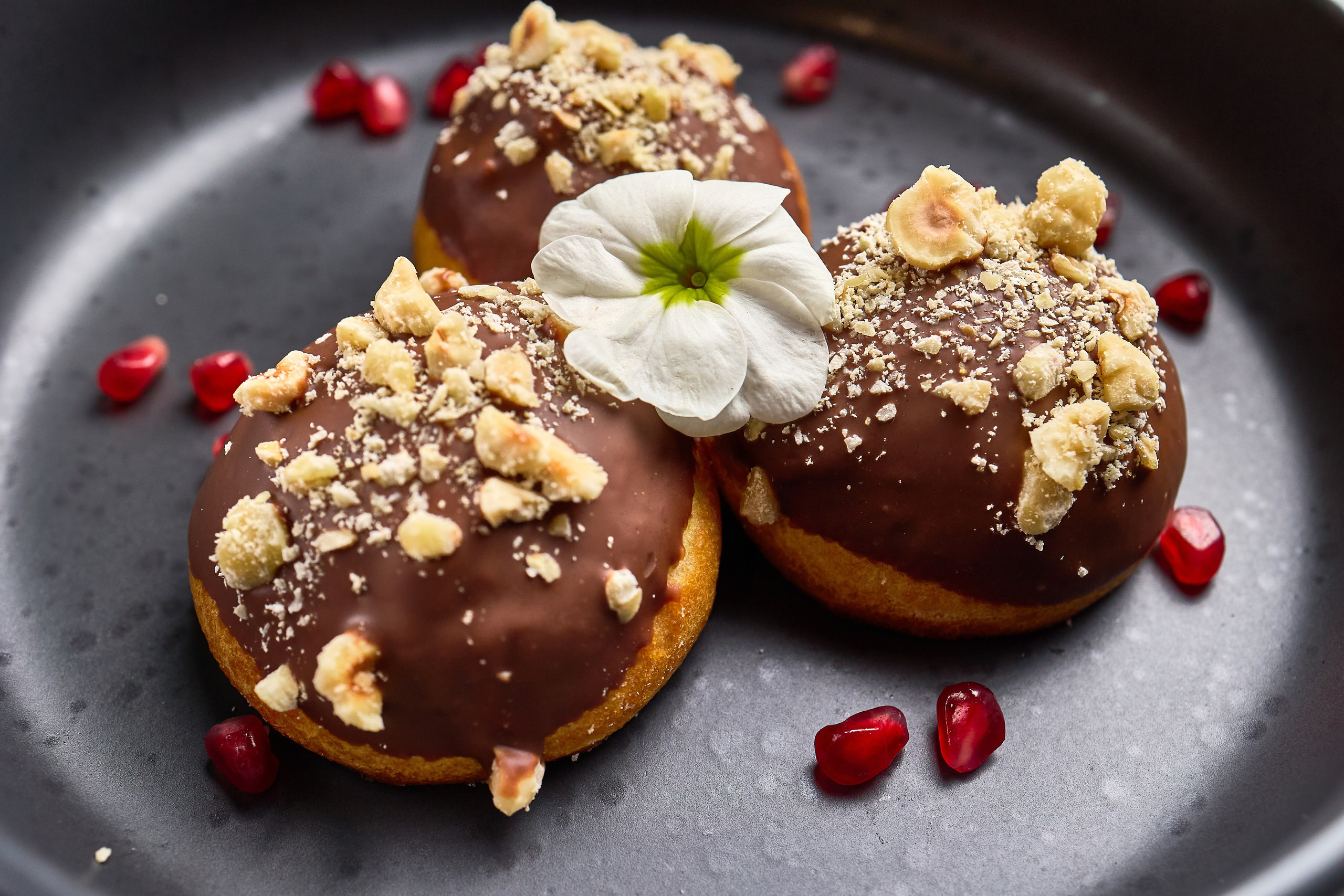 Шоколадные пончики с орехами и зёрнами граната, фотограф Днепр.