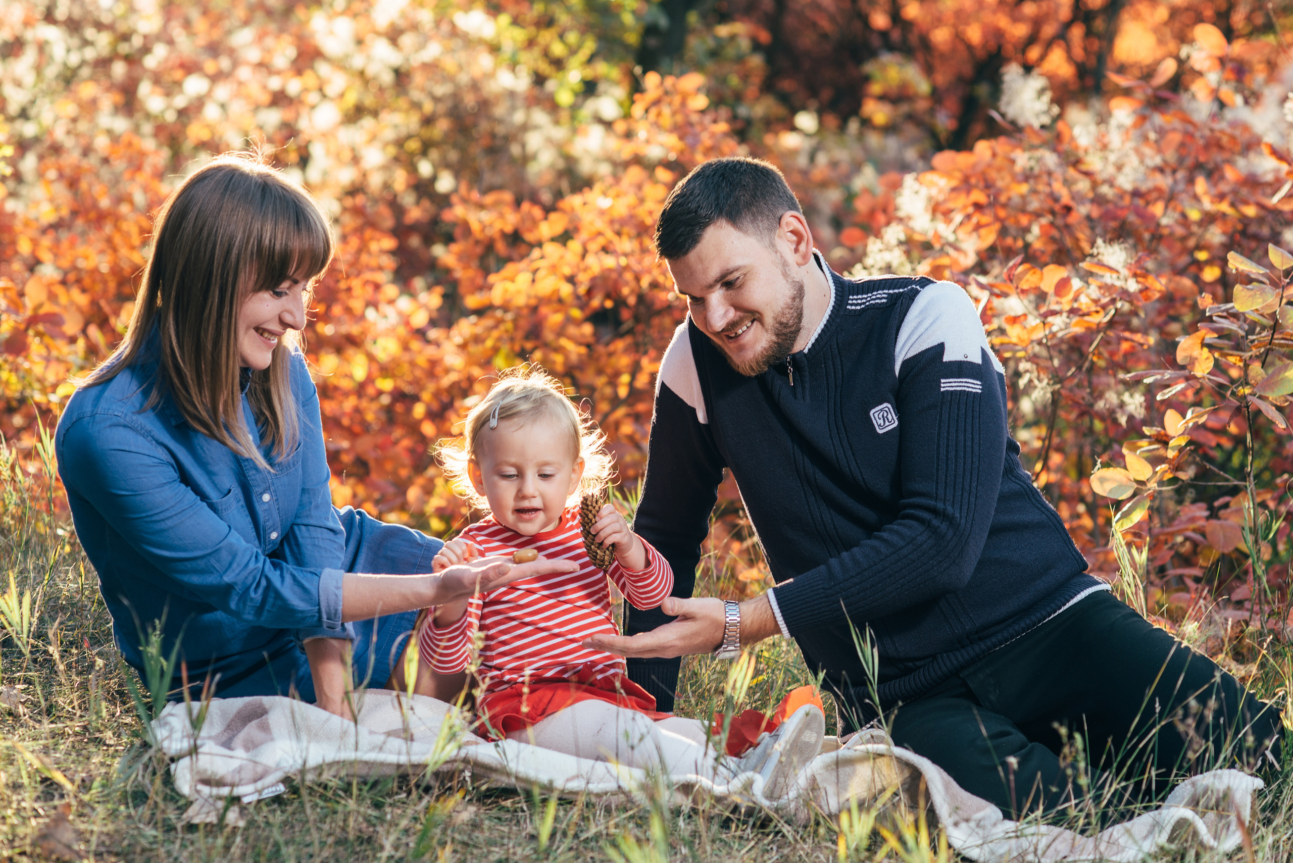 Семейная фотосессия на природе в Днепре — общие игры и радость.