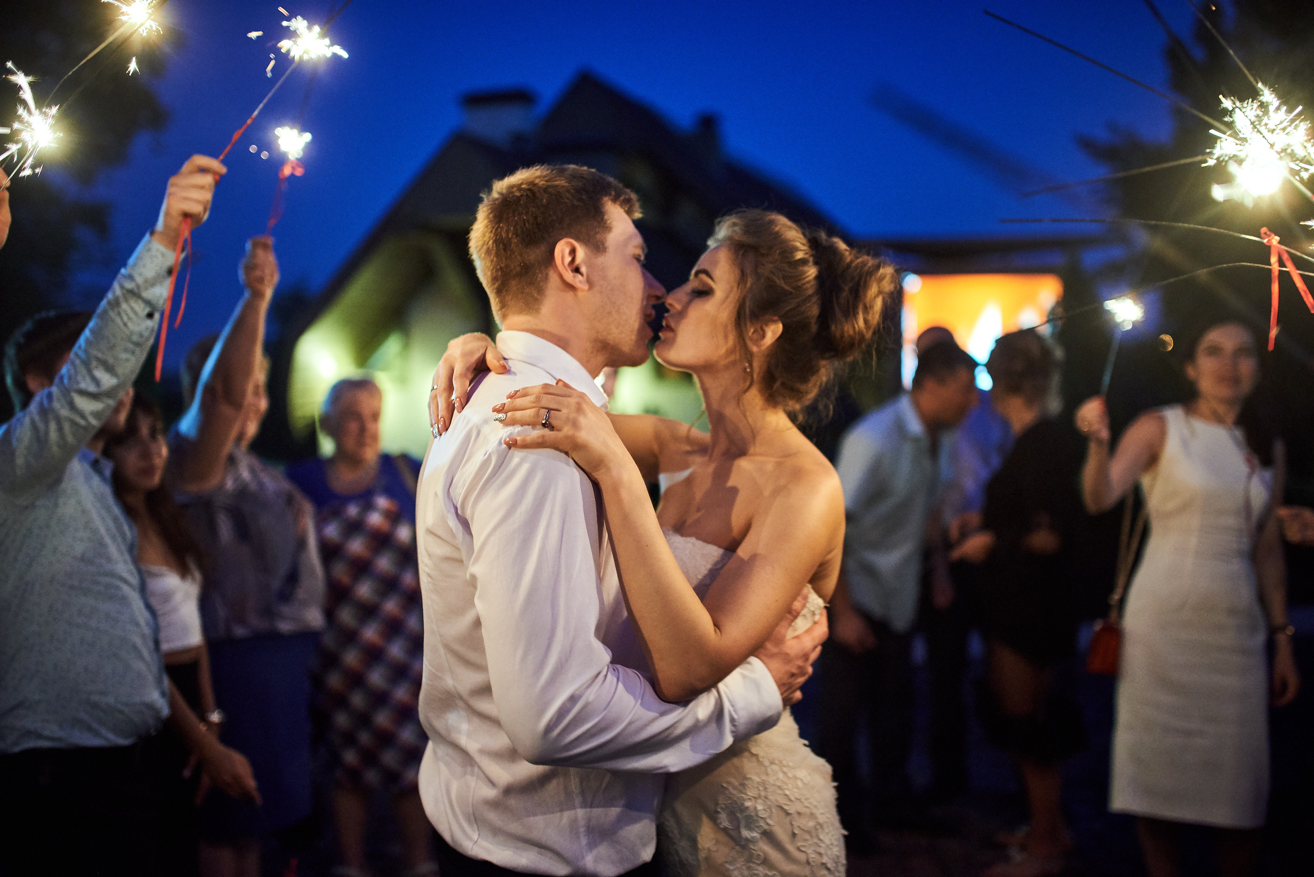 Весільна фотосесія в Дніпрі — наречена у розкішному платті позує на фоні старовинної архітектури.