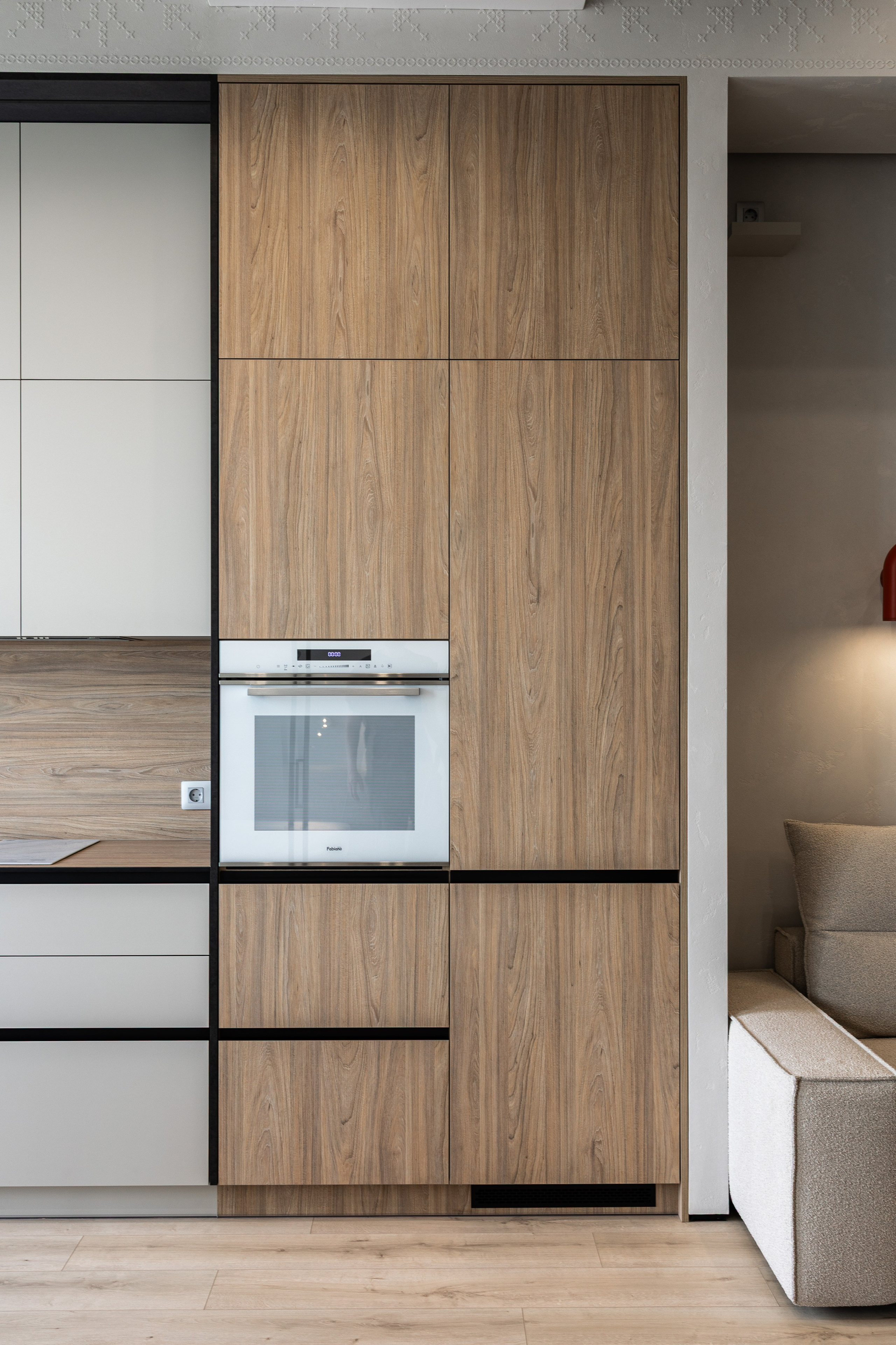 Кухонний гарнітур з дерев’яними фасадами та вбудованою духовкою, фотограф Дніпро.