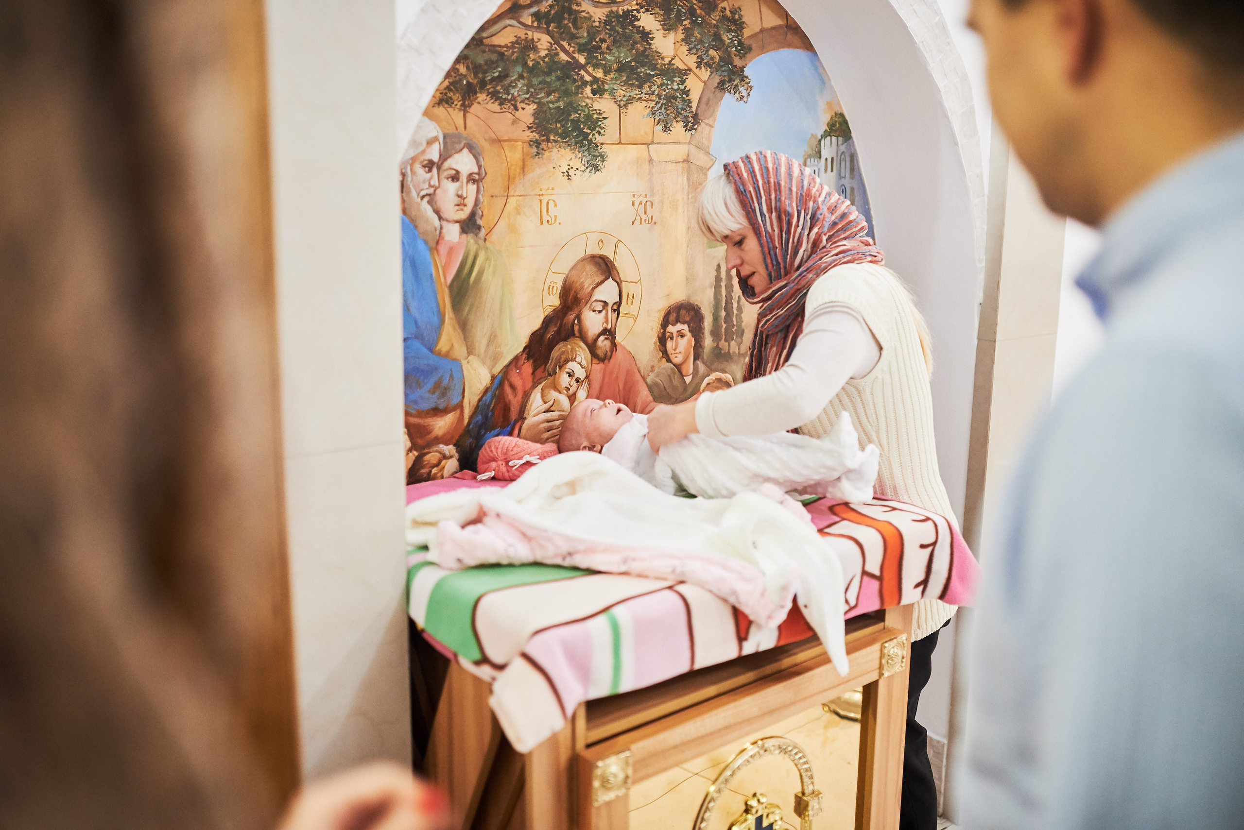 Эмоции близких на крещении ребенка