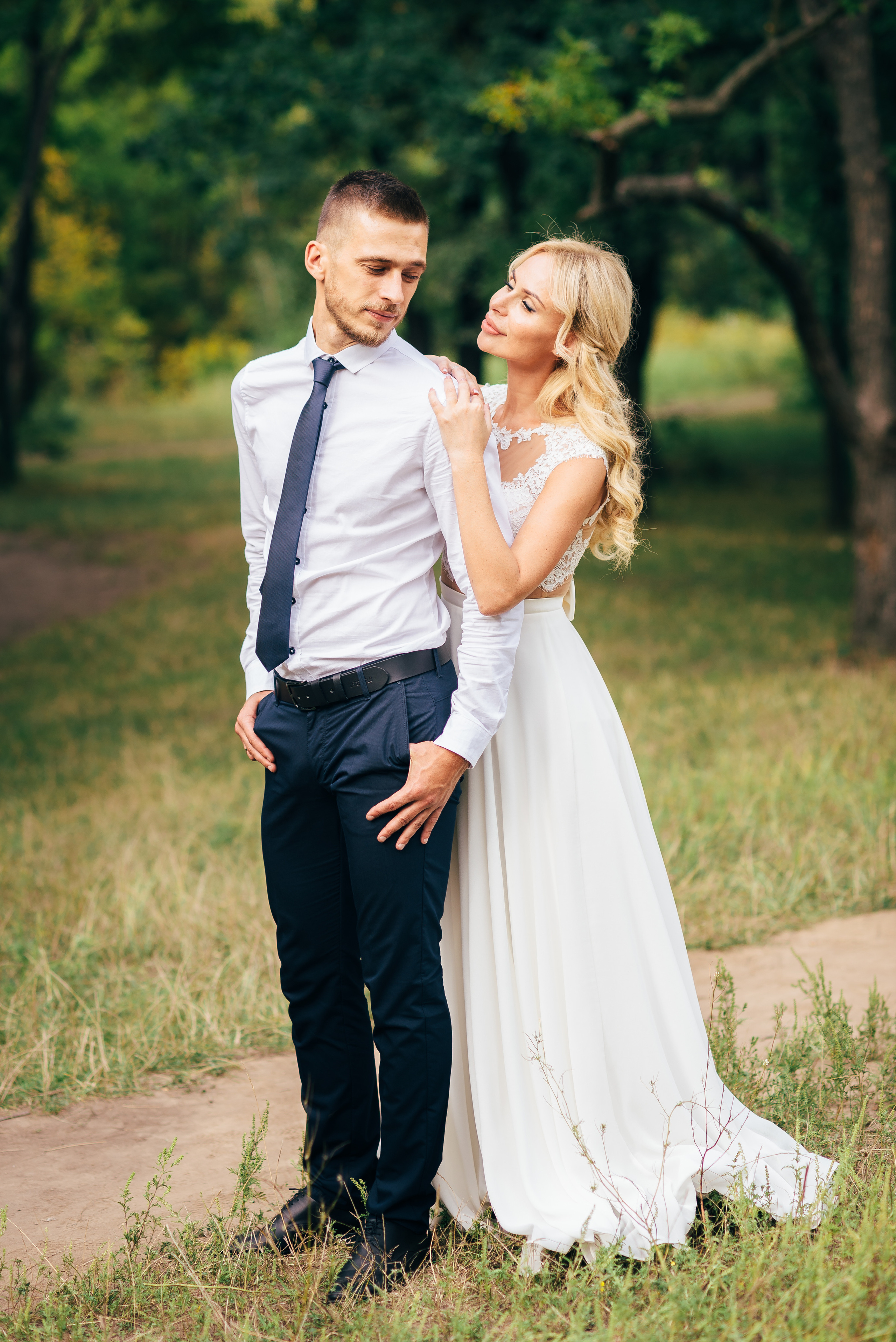 Весільна фотосесія в Дніпрі — наречена та наречений на прогулянці.